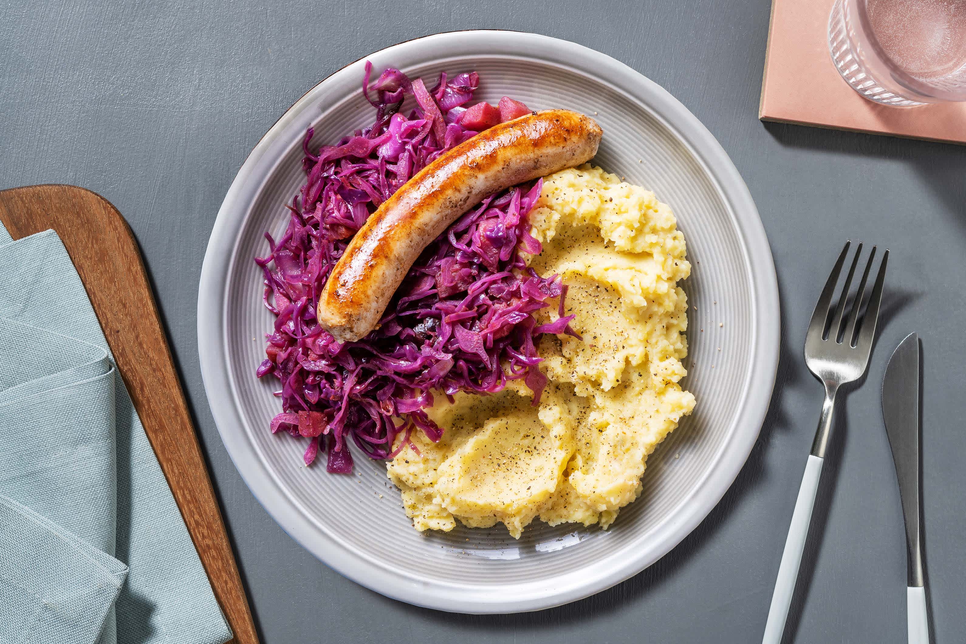 Gestoofde rodekool met chipolata