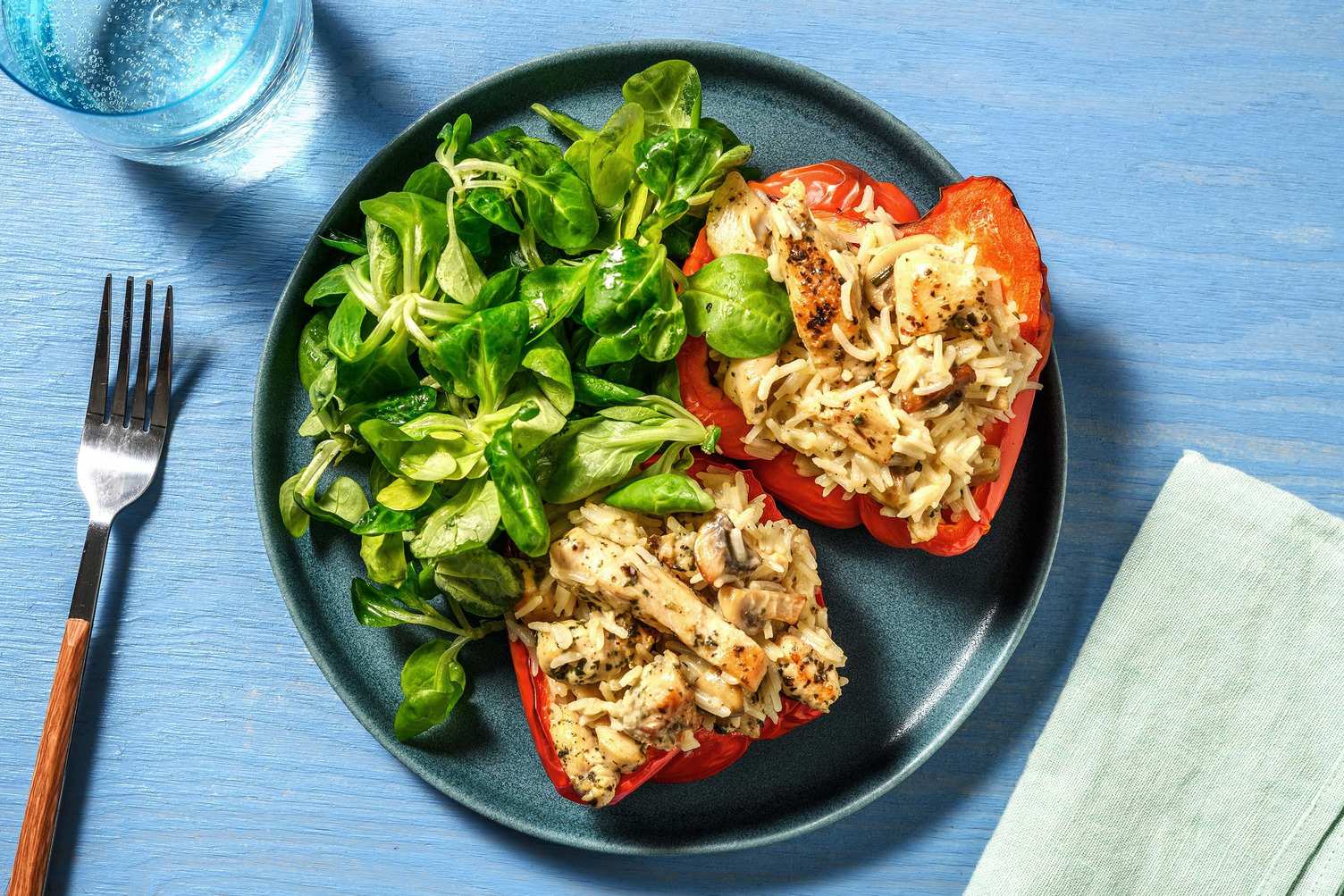 Gevulde paprika met romige champignons, kip en rijst