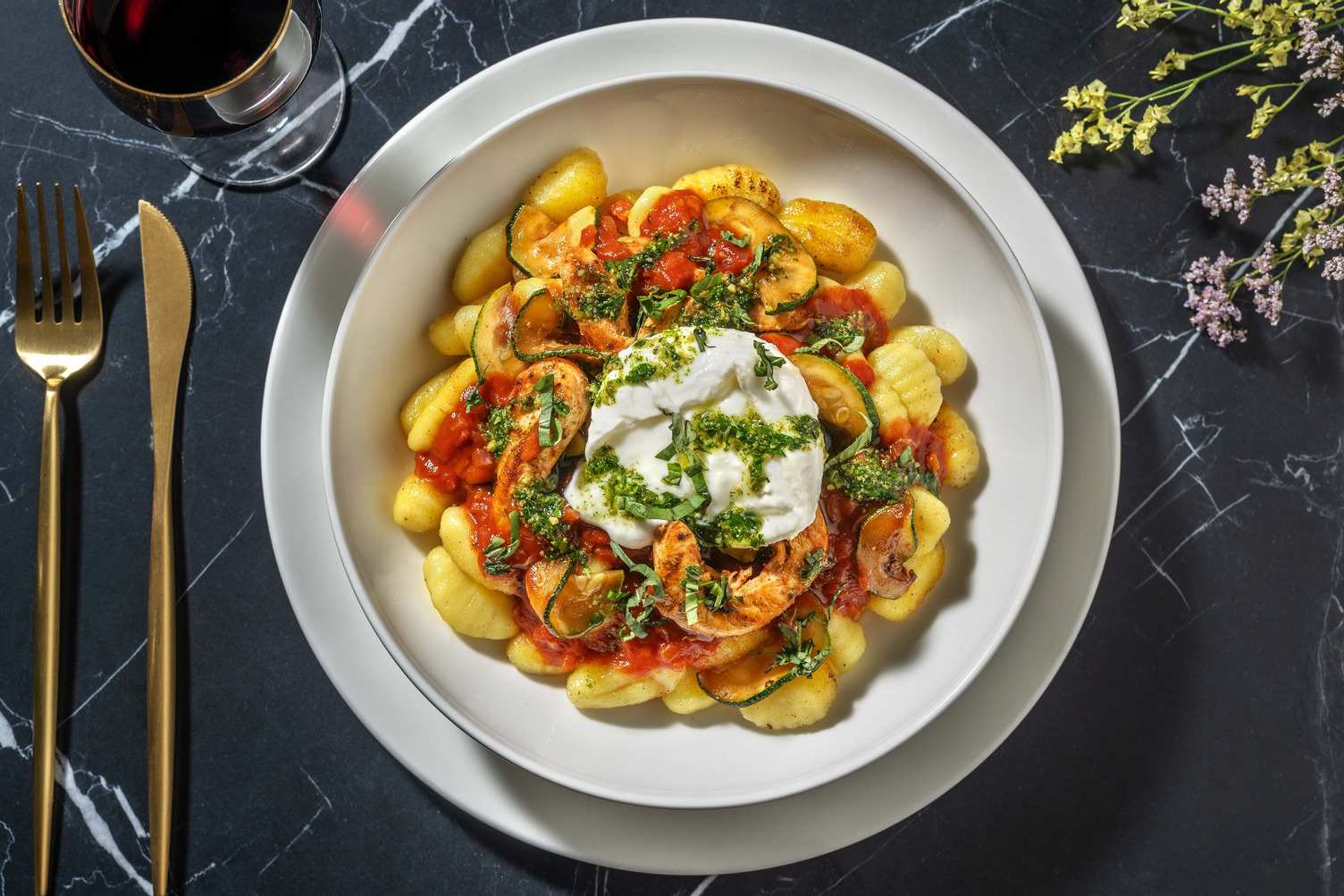Gebakken gnocchi met gemarineerde kipfilethaasjes