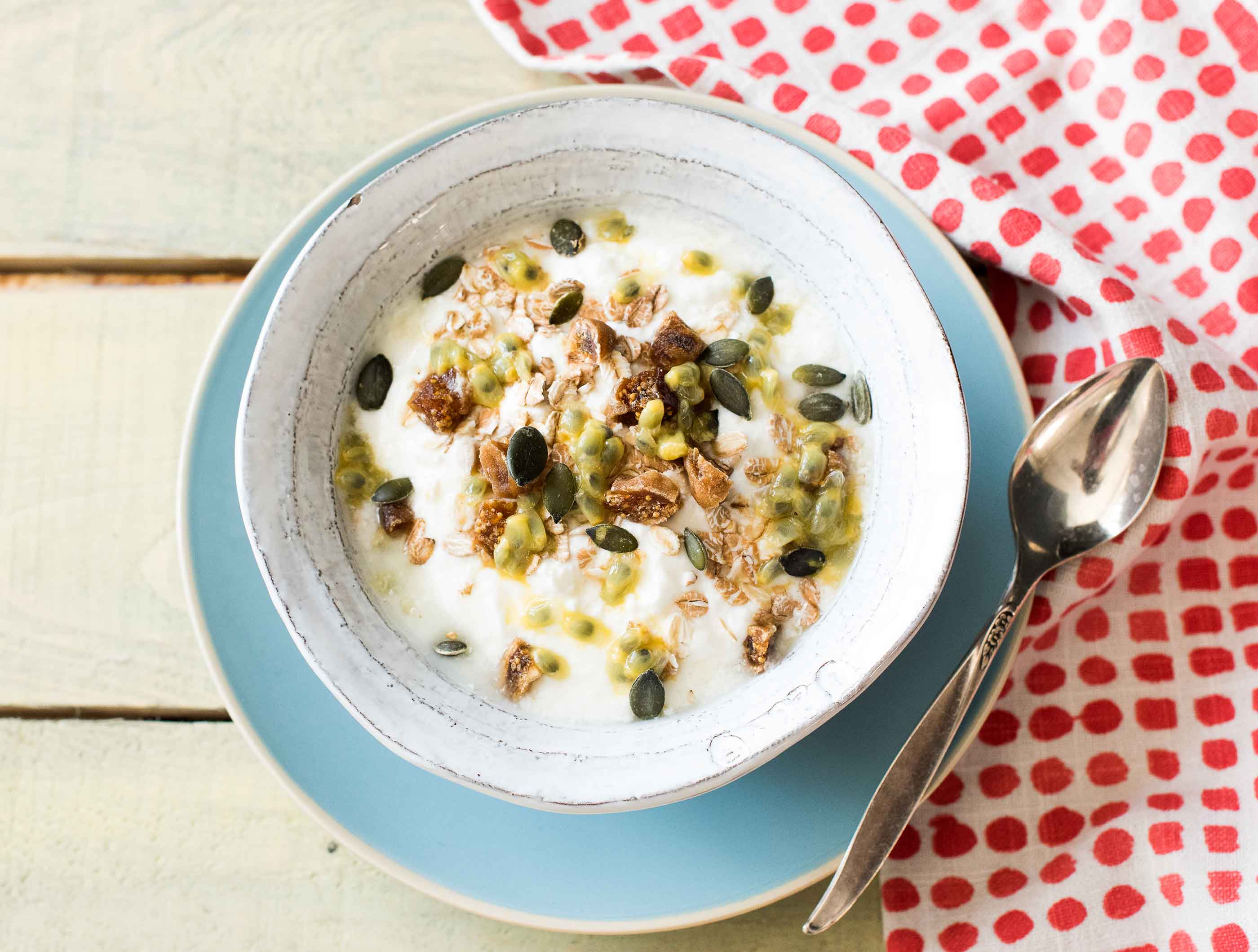 Griekse yoghurt met passievrucht, vijgen en pompoenpitten