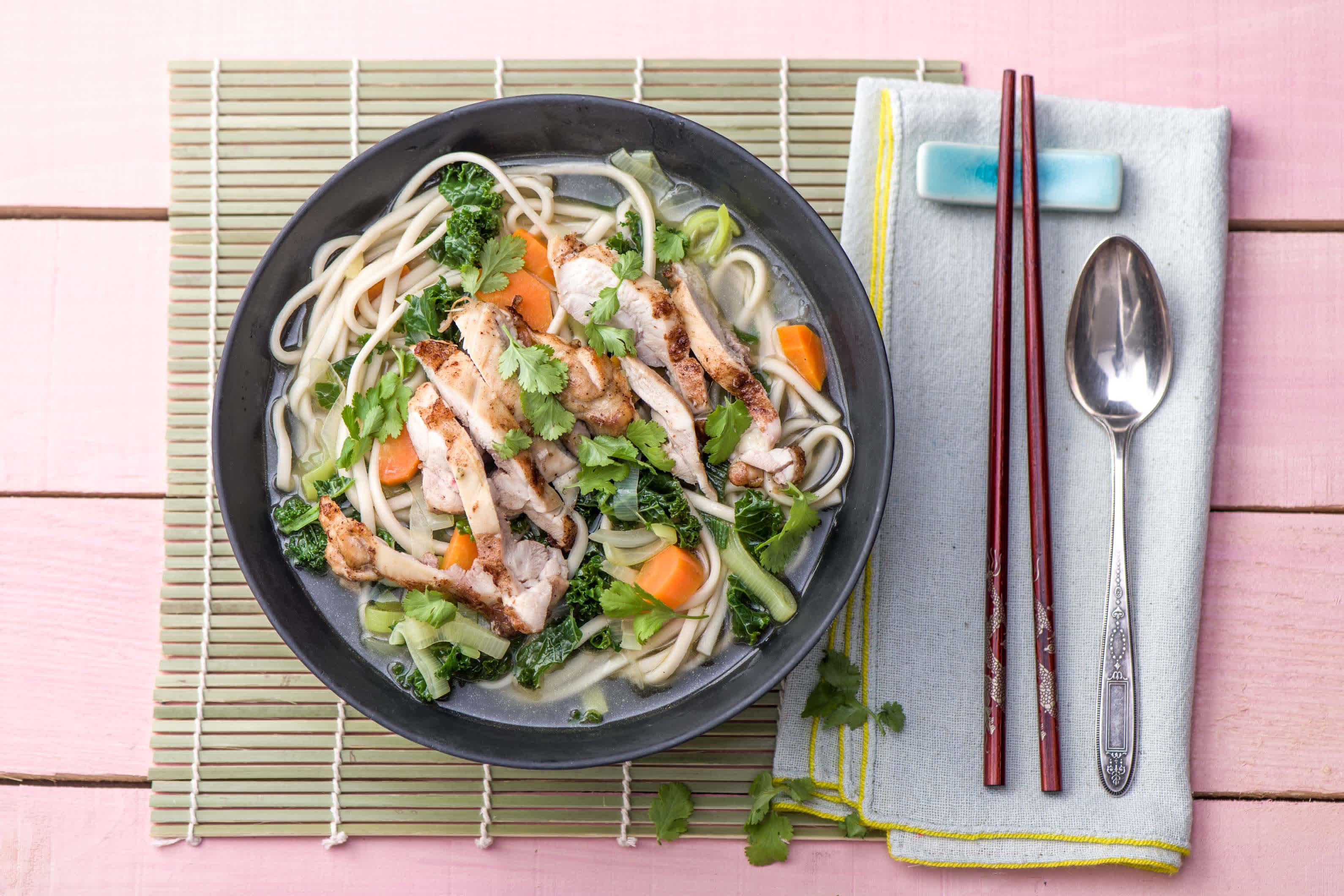 Udon-Nudel-Suppe mit grilliertem Pouletfleisch