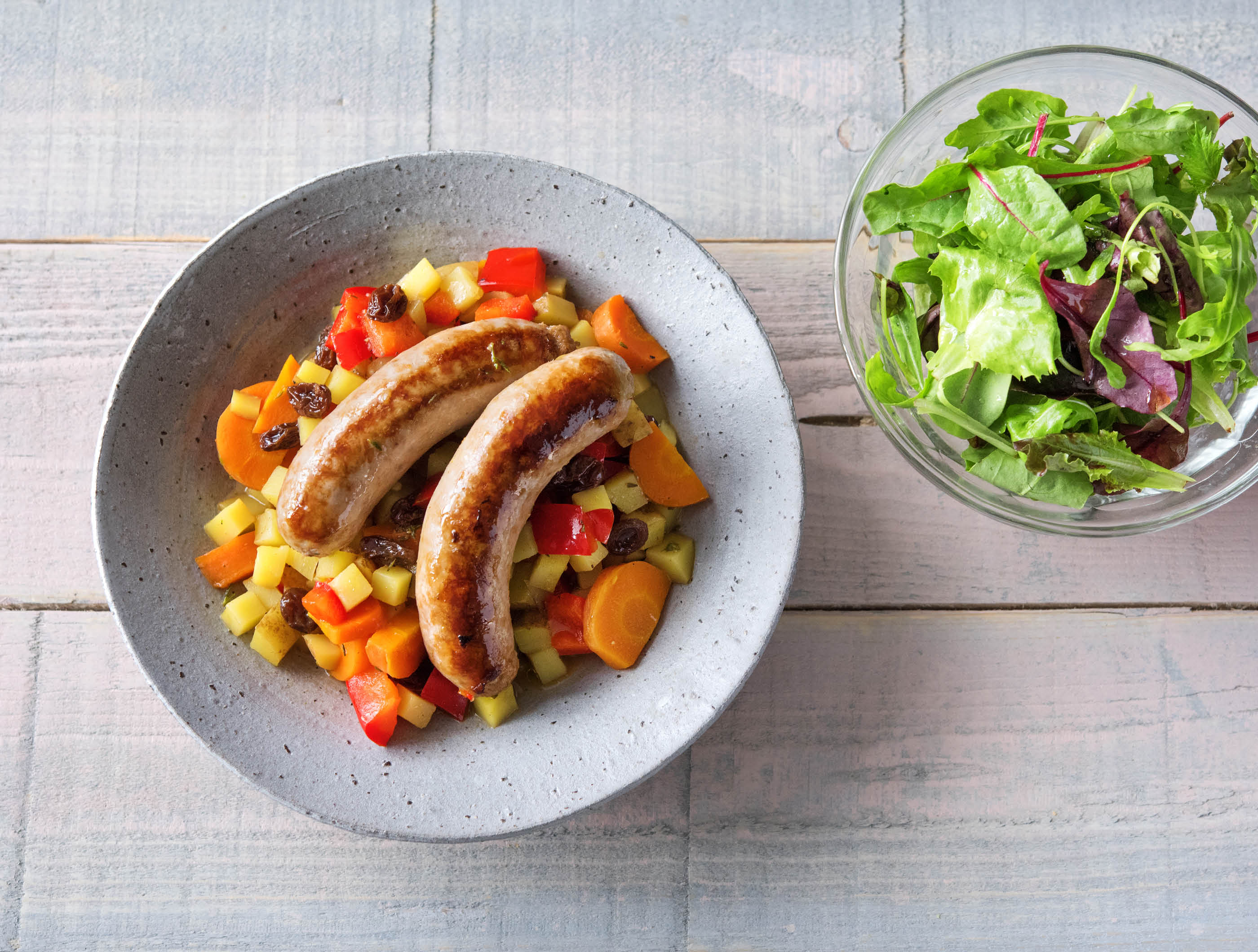 Groentestoofpotje met rundermerguezworstjes en frisse salade