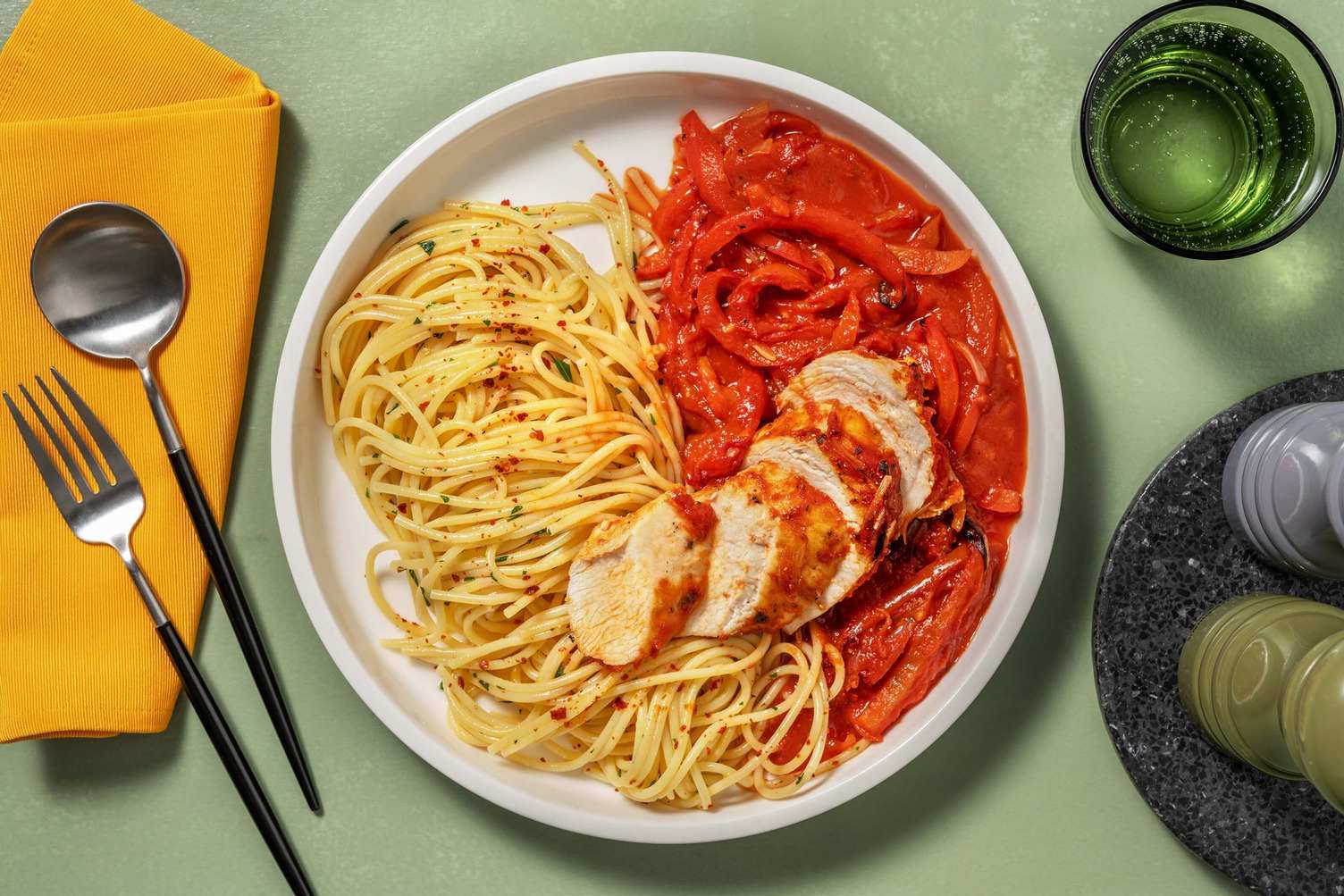Hähnchen aus dem Ofen in Paprika-Tomaten-Soße