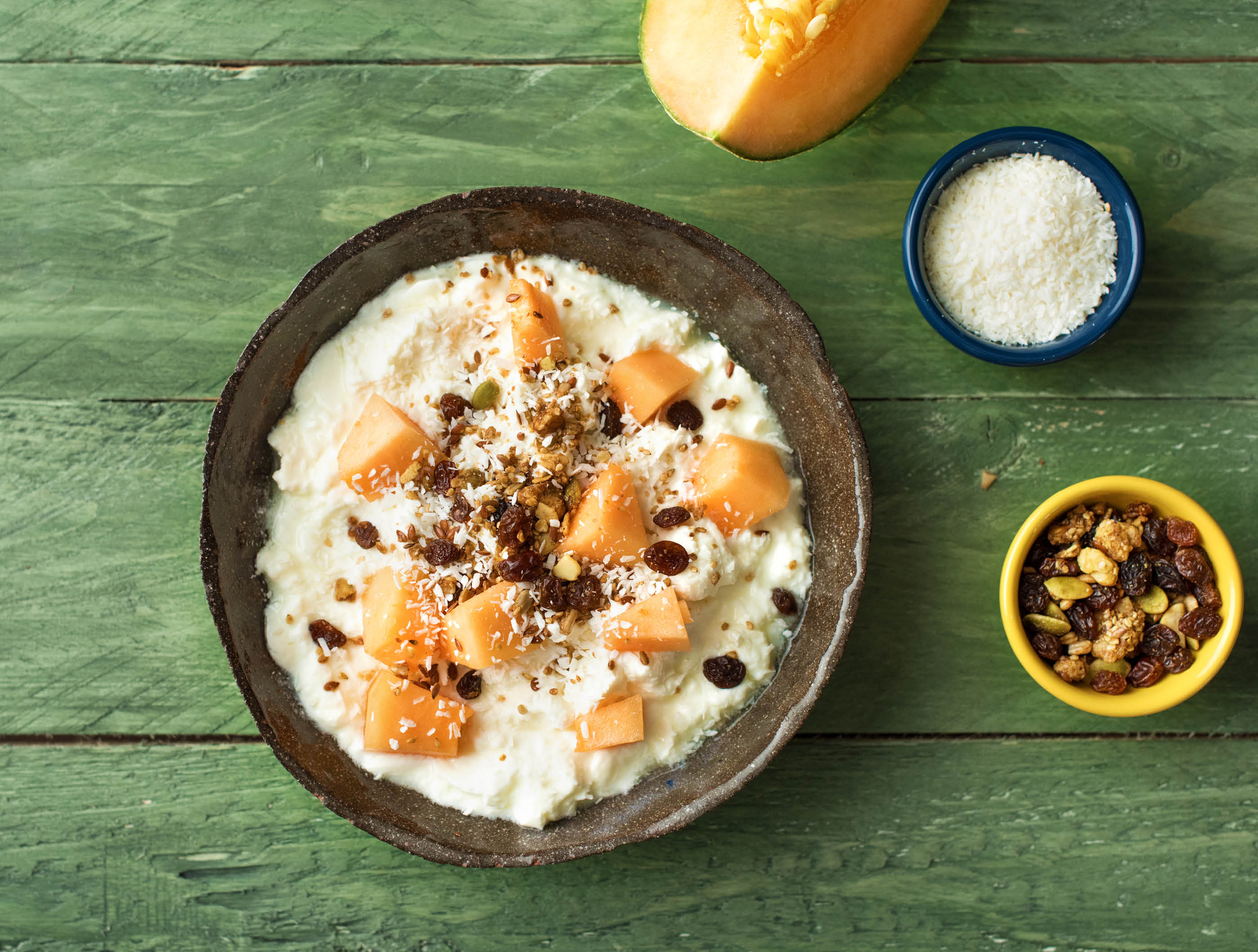 Halfvolle kwark met cantaloupe, muesli en kokos