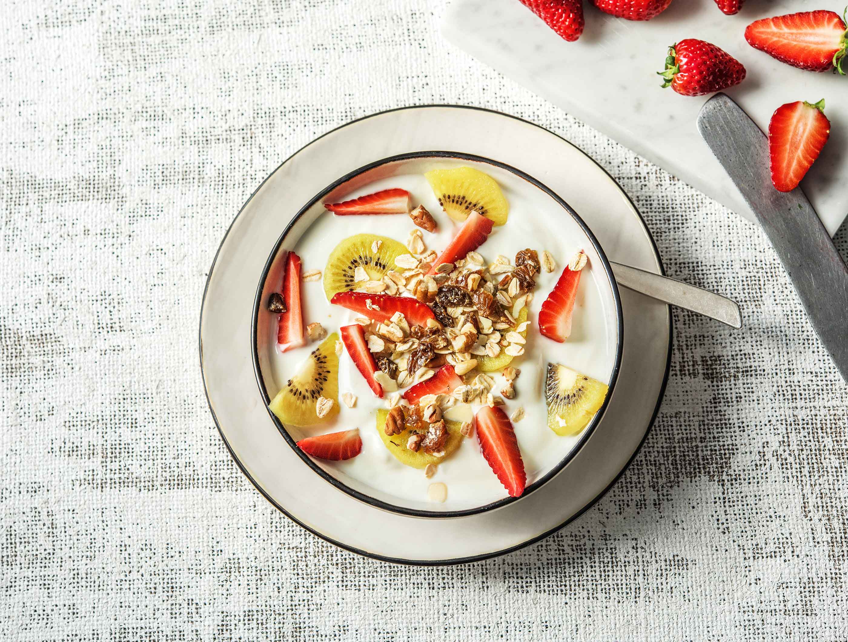 Halfvolle yoghurt met muesli, aardbeien en kiwi