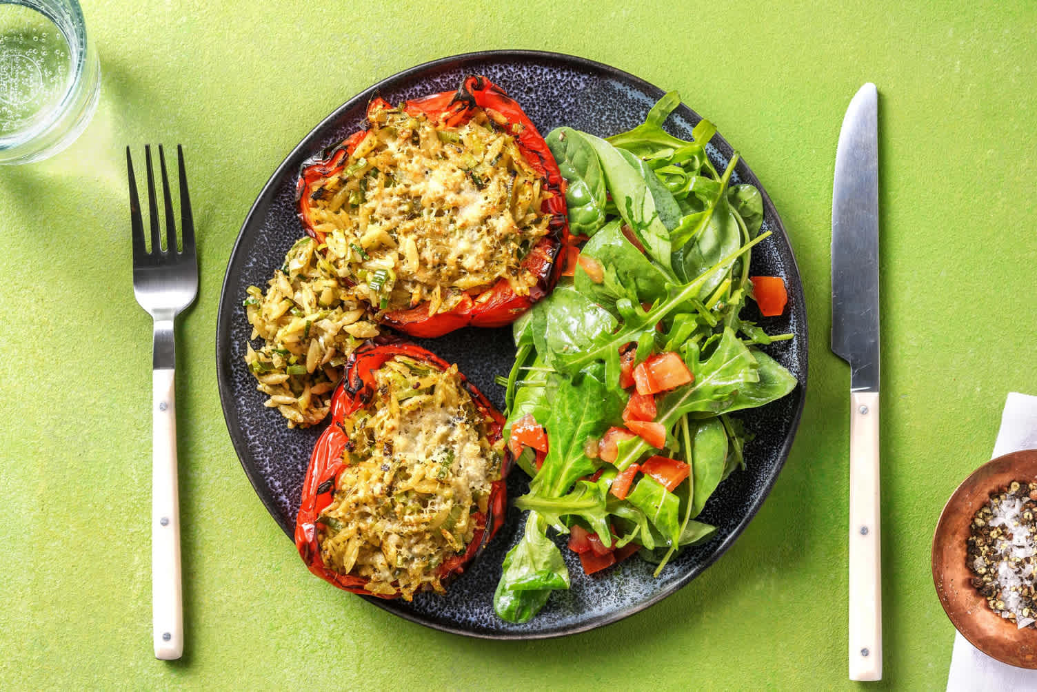 Demi-poivrons farcis d’orzo, de fromage râpé et de poireau