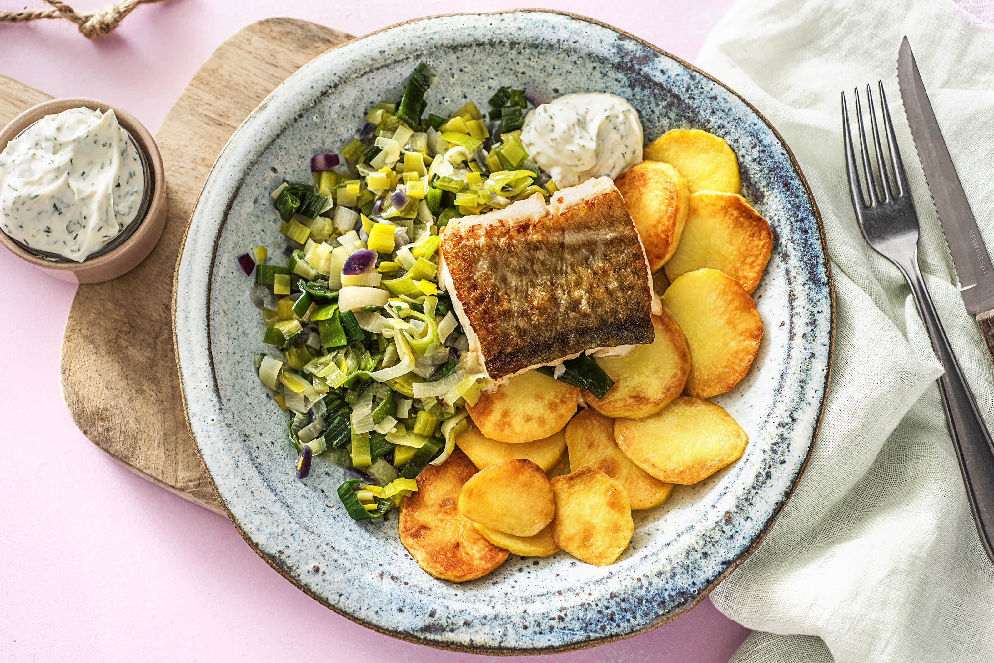Heekfilet met aardappelschijfjes en prei