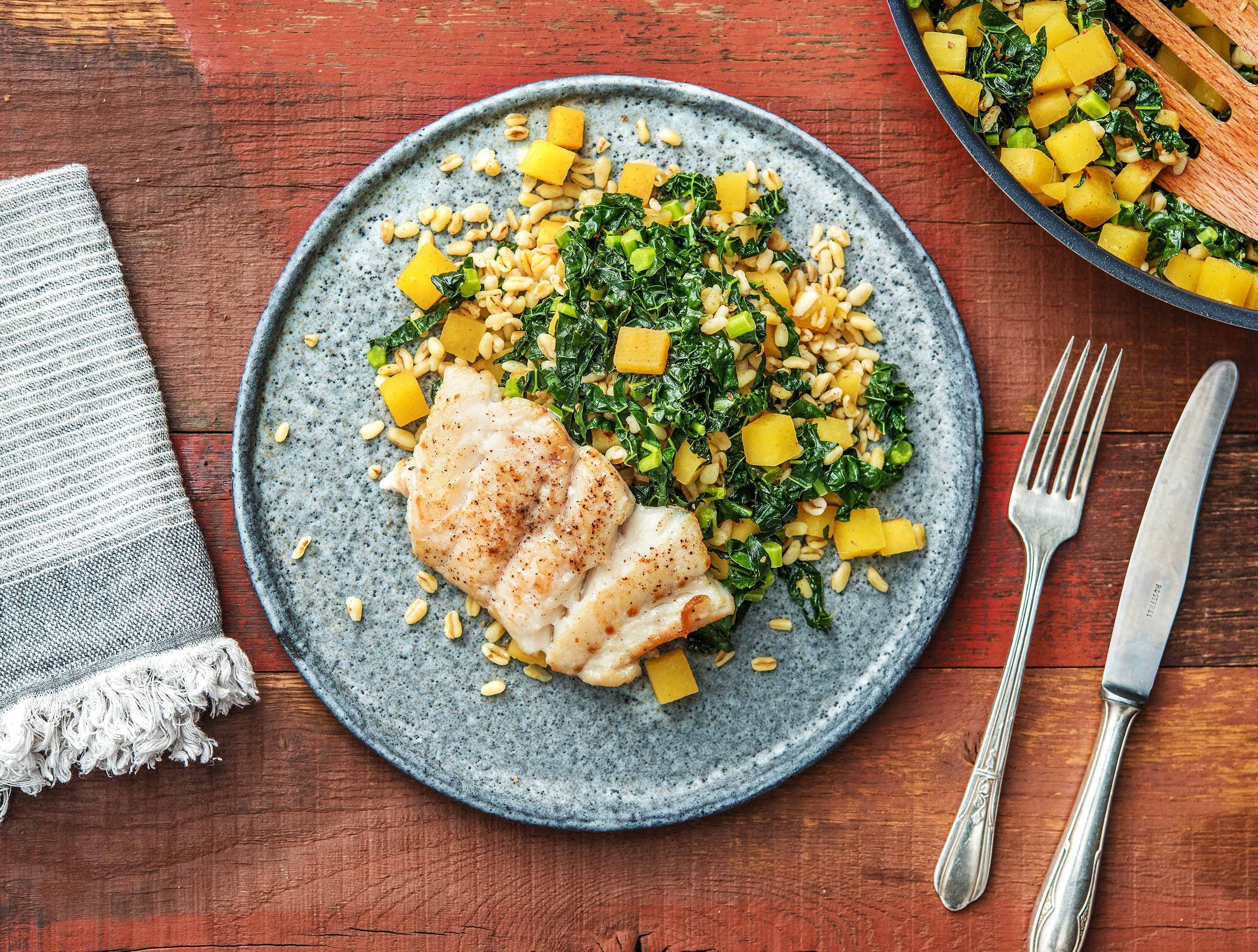 Heekfilet met parelgerst en palmkool