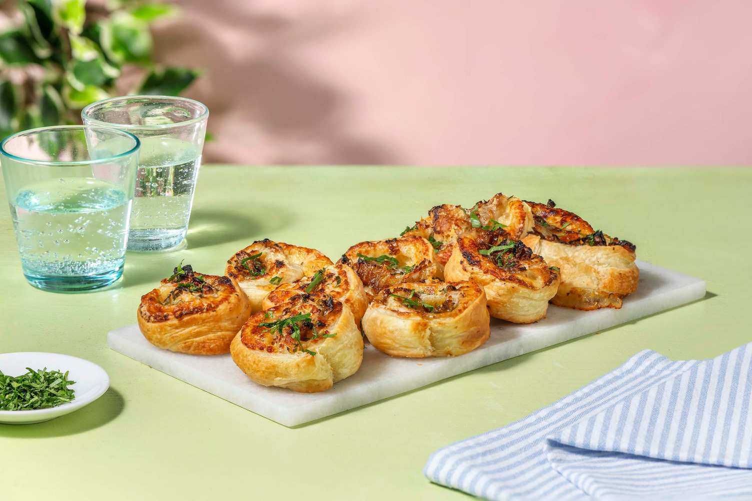 Roulés au parmesan et aux herbes