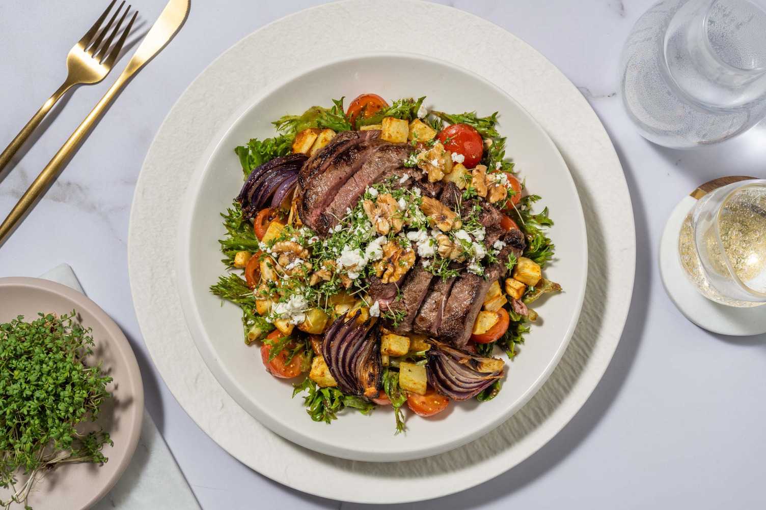 Hirschsteak-Salat mit Pflaumen-Vinaigrette