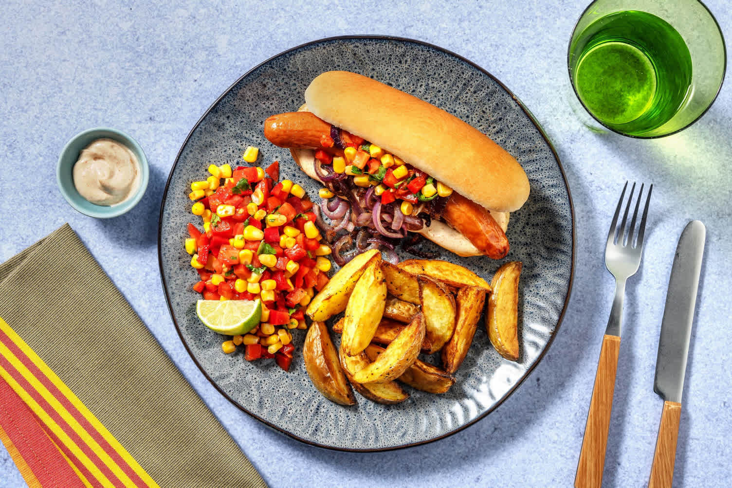 Mexicaanse stijl hotdog met frisse salsa