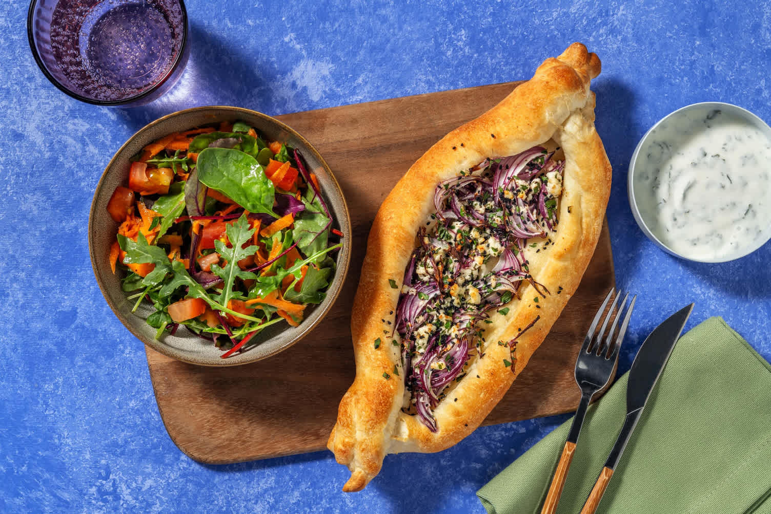 İçli Pide mit Hirtenkäse, Zwiebeln & Minzjoghurt