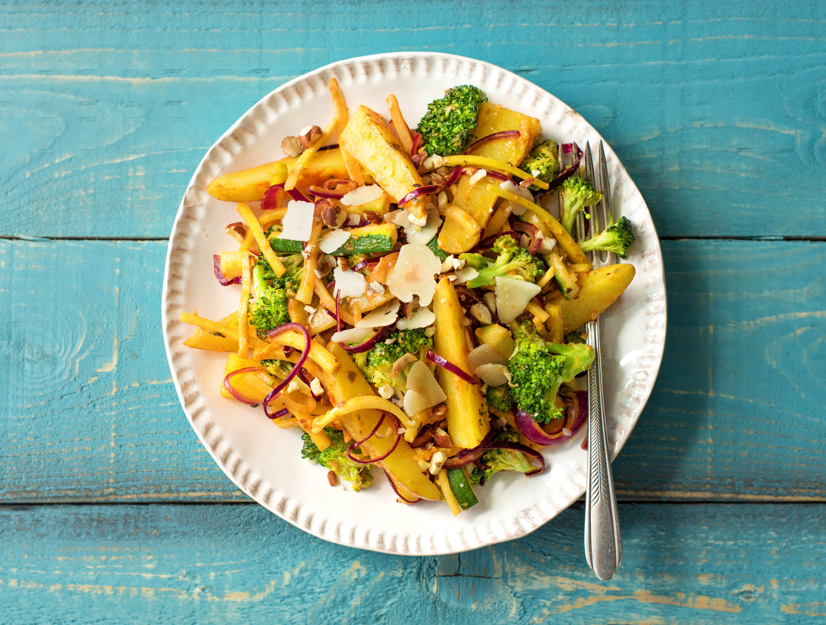 Italiaanse aardappelschotel met rode pesto en hazelnoten