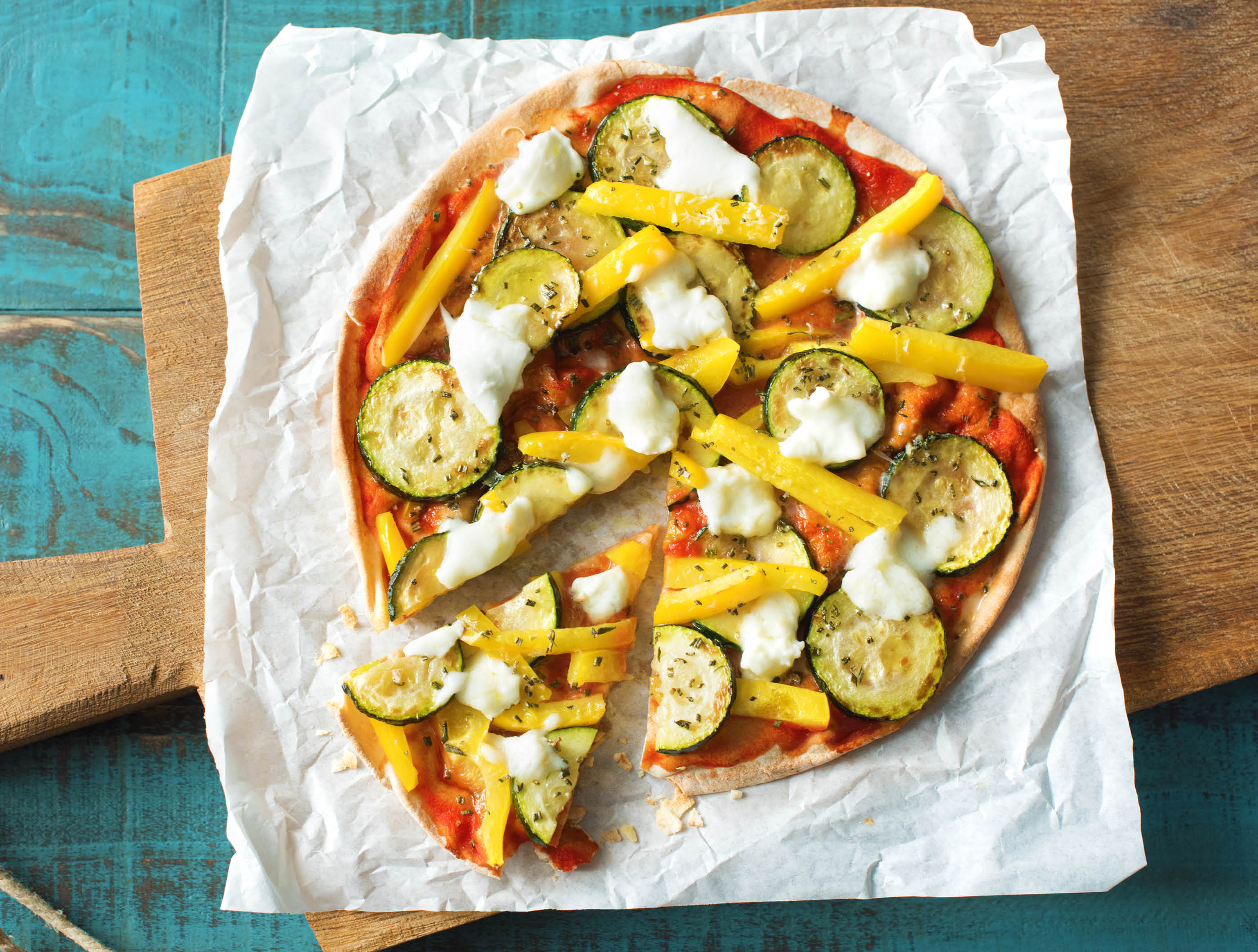 Pizza à l’italienne sur pain plat à la courgette, au poivron et à la mozzarella de bufflonne