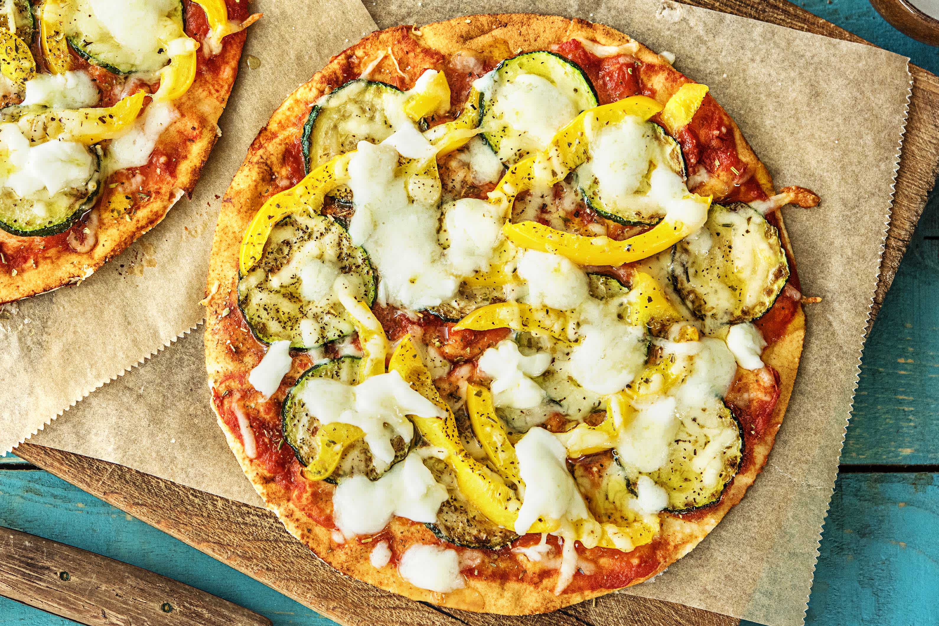 Italiaanse platbroodpizza met buffelmozzarella