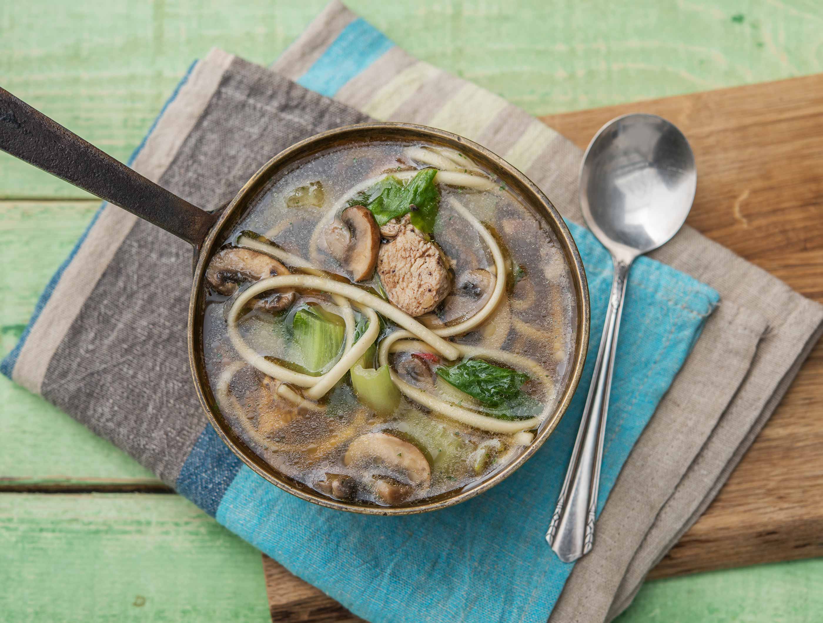 Soupe de nouilles japonaise, filet de poulet et champignons blonds