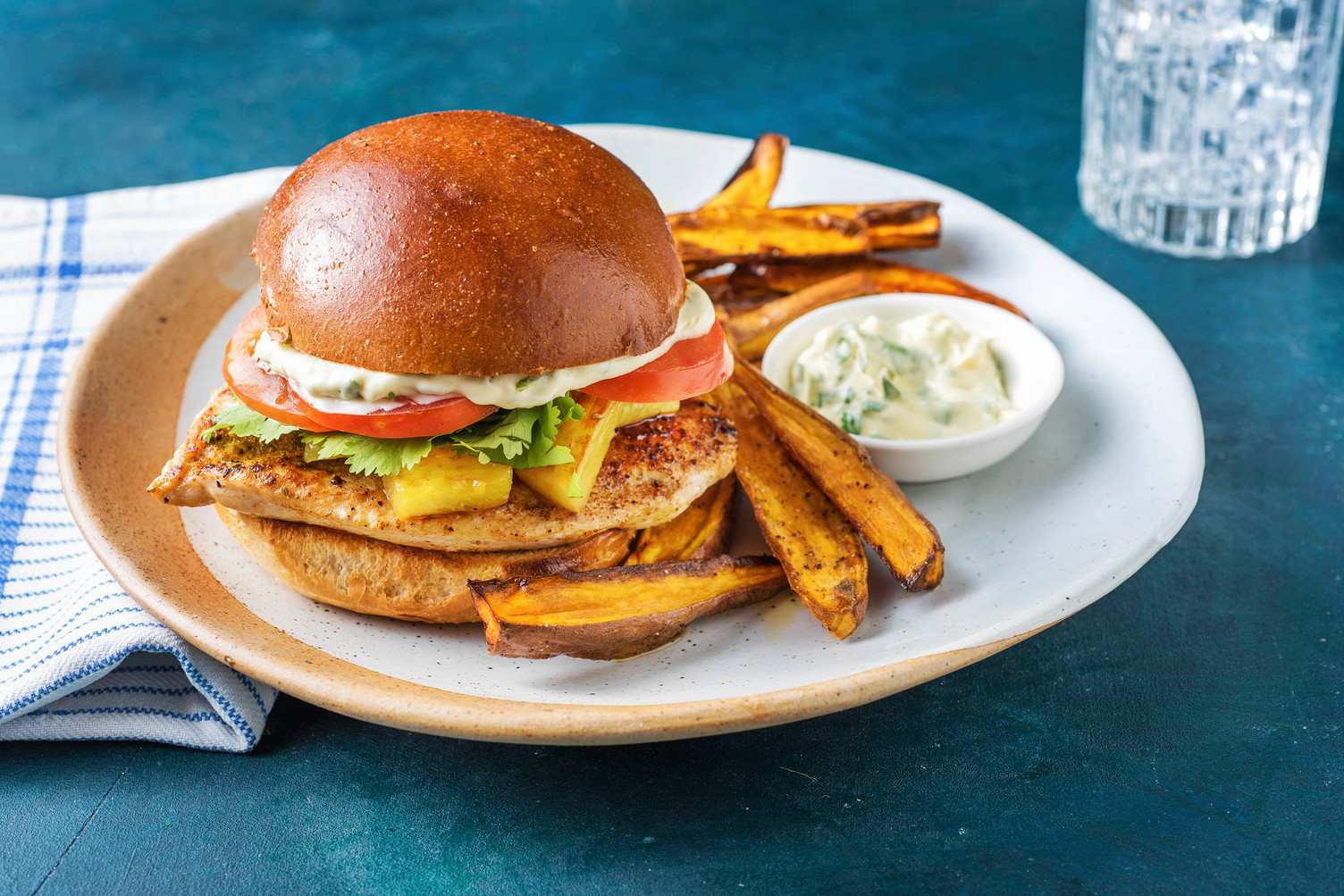Burger au poulet jerk et ananas grillé