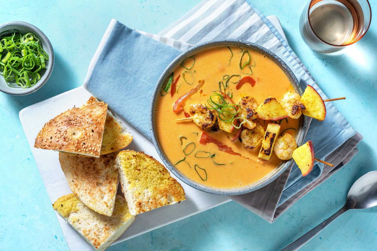 Karibische Suppe mit Apfel-Garnelen-Spiessli