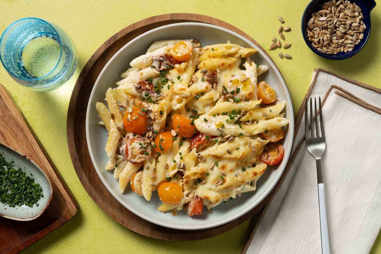 Käsiger Nudelauflauf mit bunten Kirschtomaten