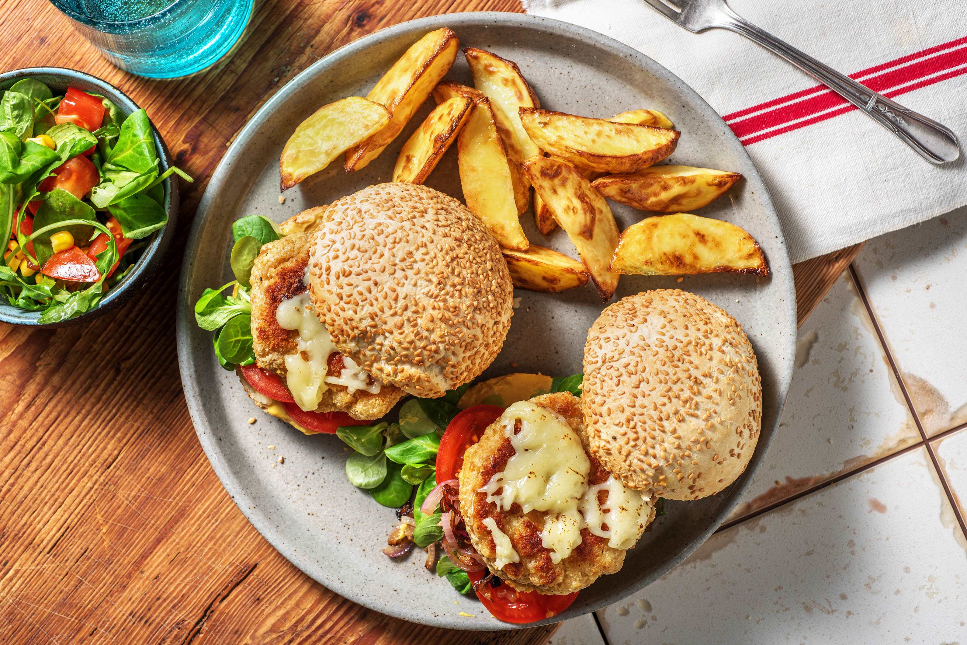 Cheeseburger de poulet aux oignons rouges caramélisés
