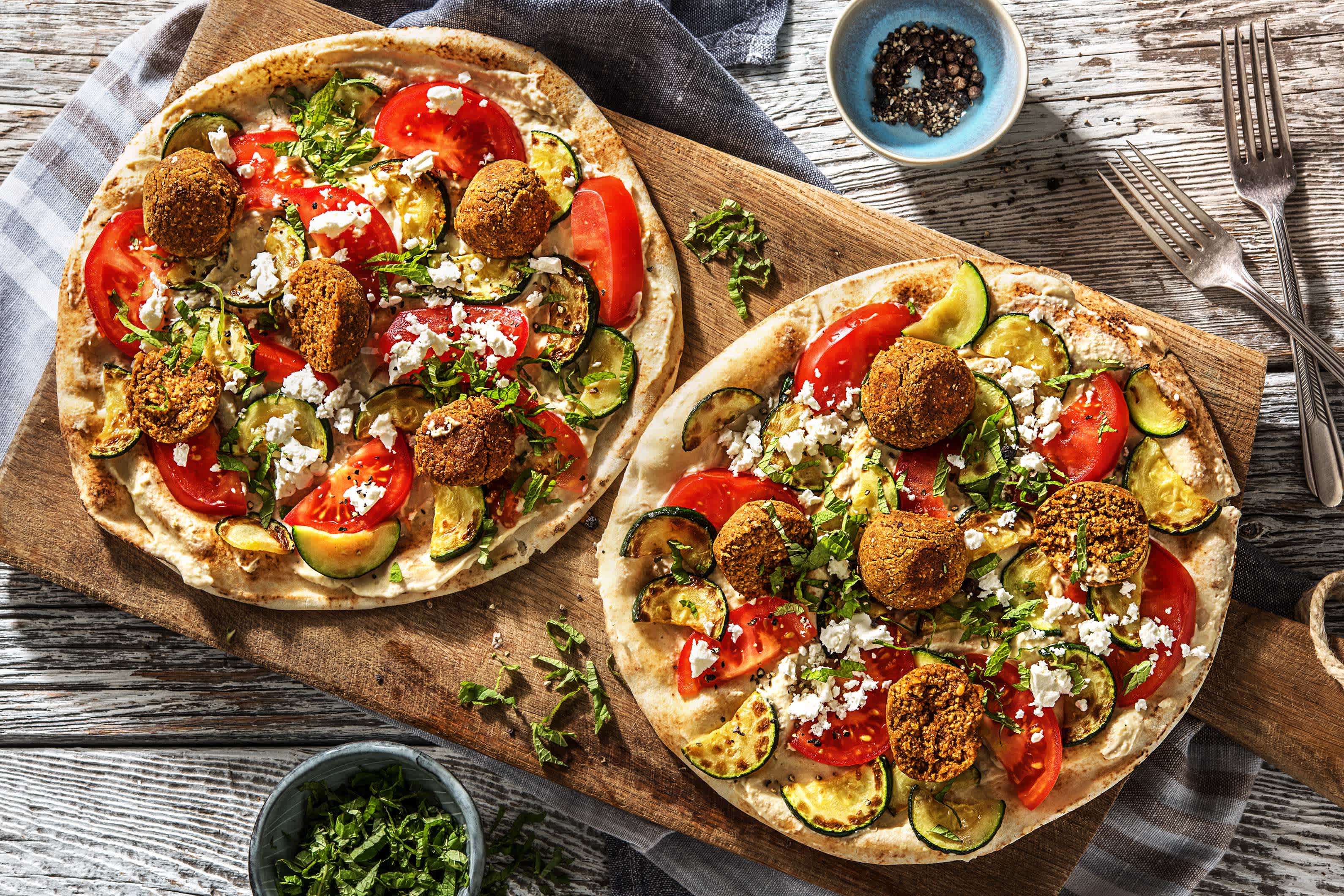 Knapperig platbrood met falafel en feta