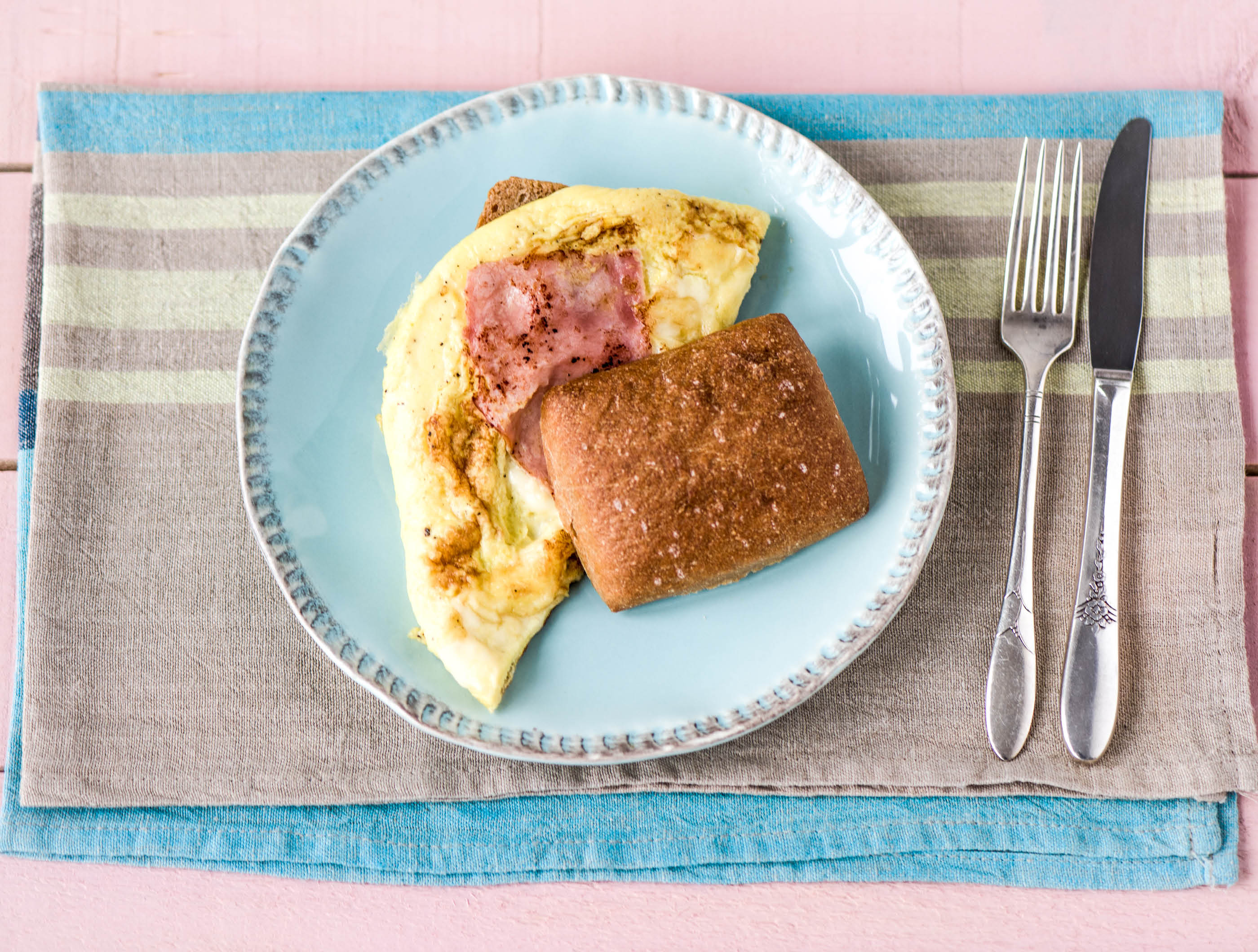Knapperige ciabatta met ham-kaasomelet