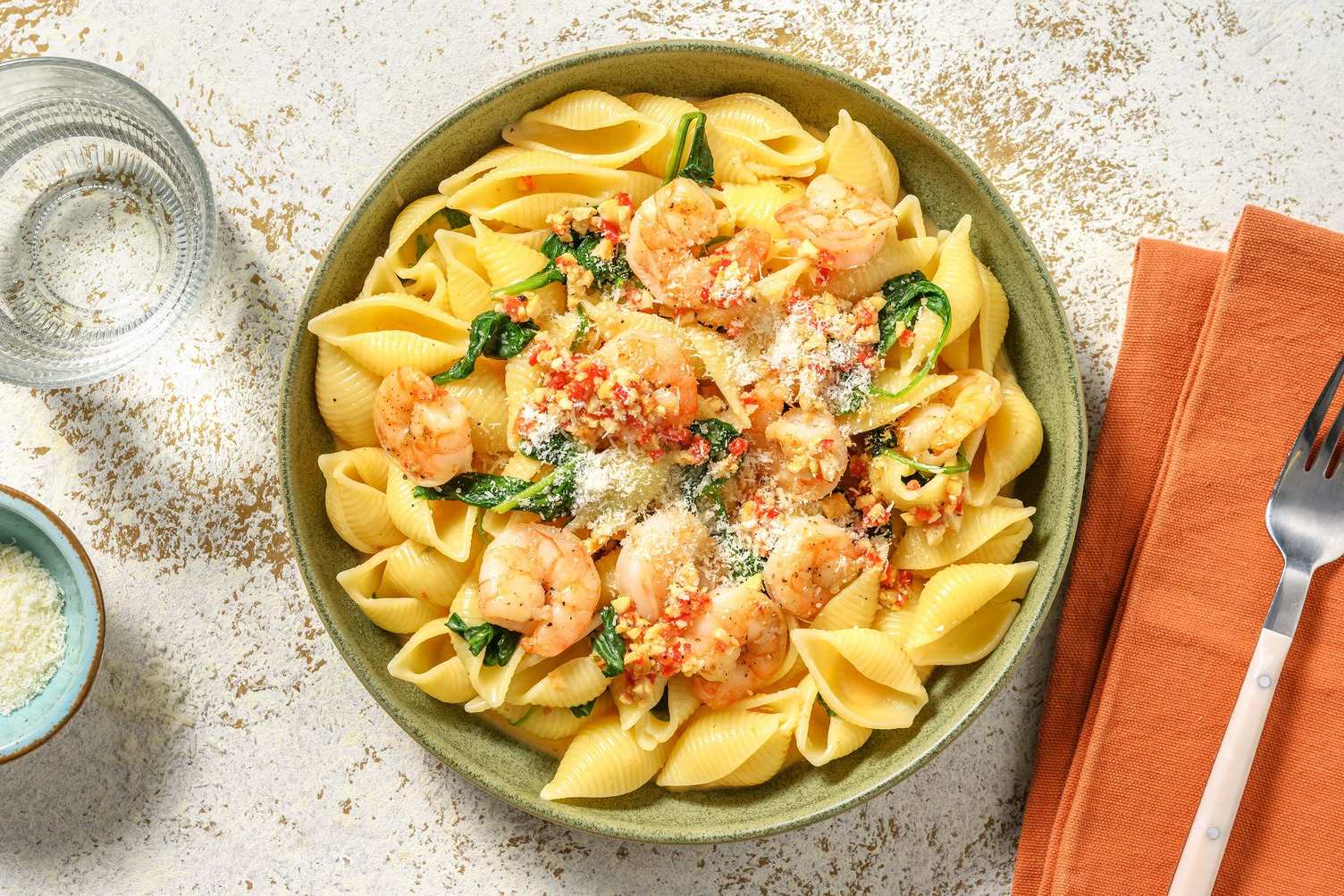 Knoblauchgarnelen getoppt mit Cashew-Peperoncini-Öl