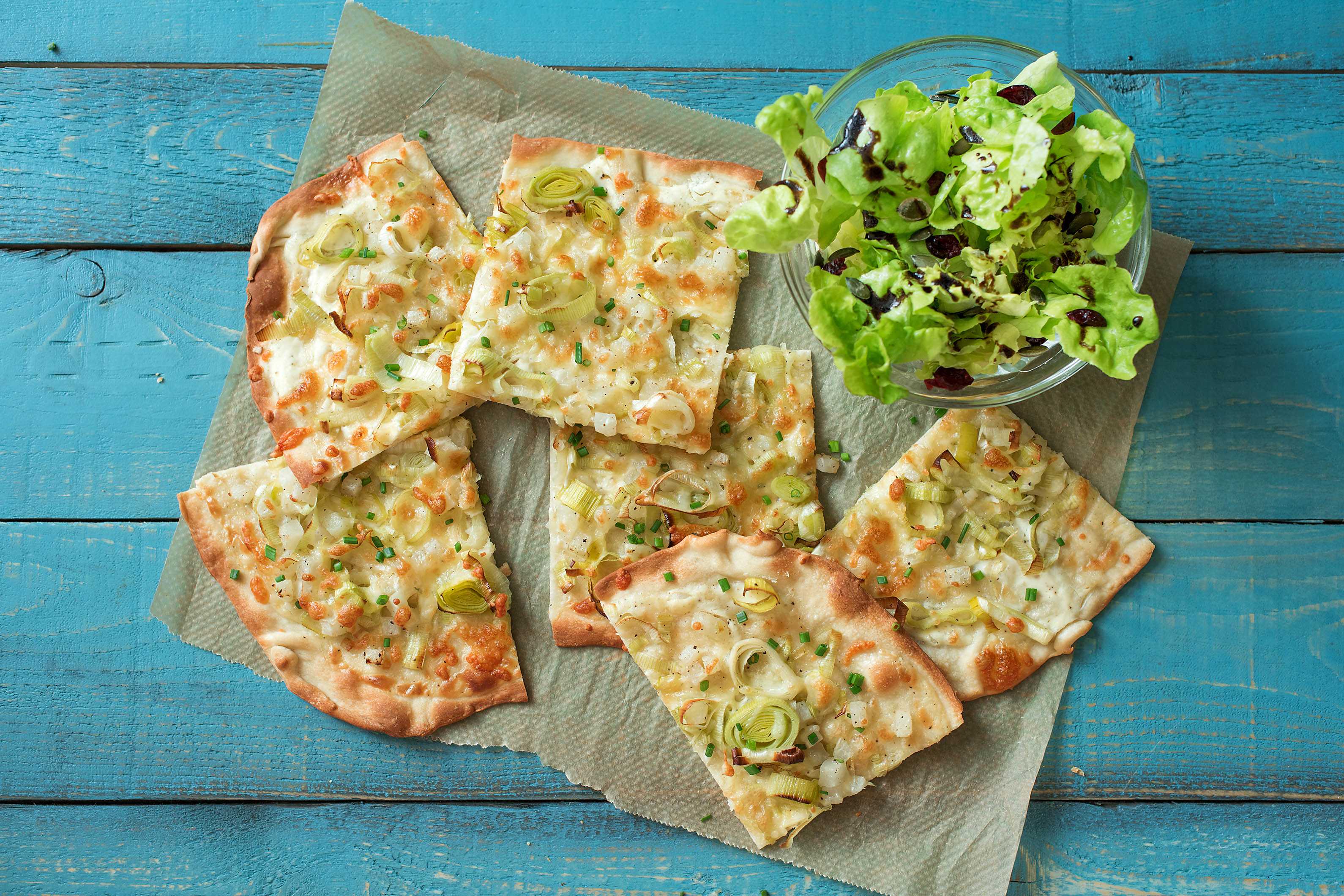 Knuspriger Kohlrabi-Lauch-Flammkuchen