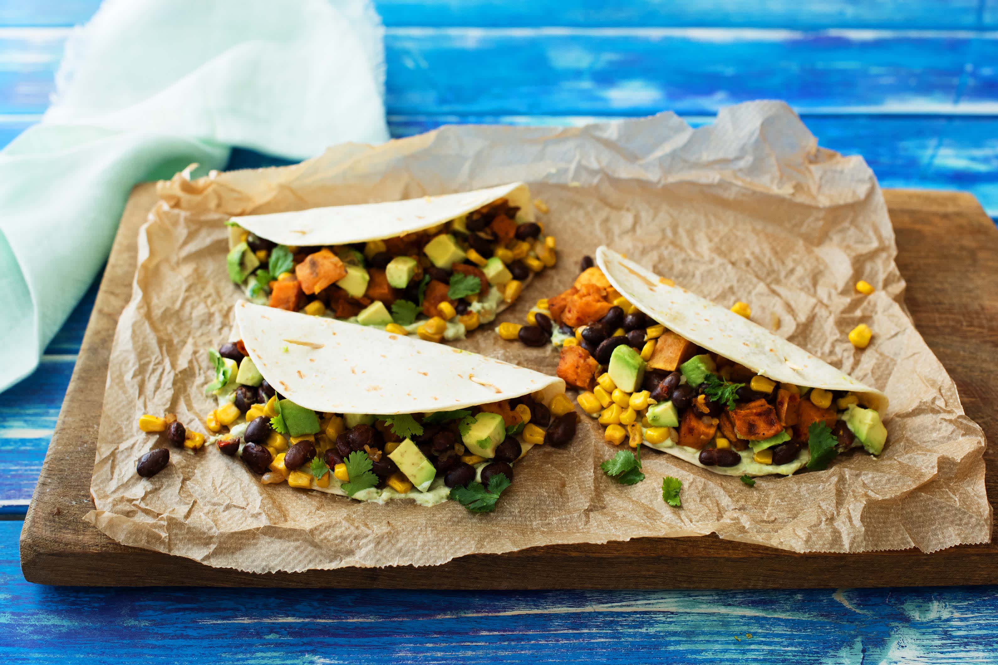 Köstlich gefüllte Tacos mit karamellisierten Süßkartoffel-Bohnen