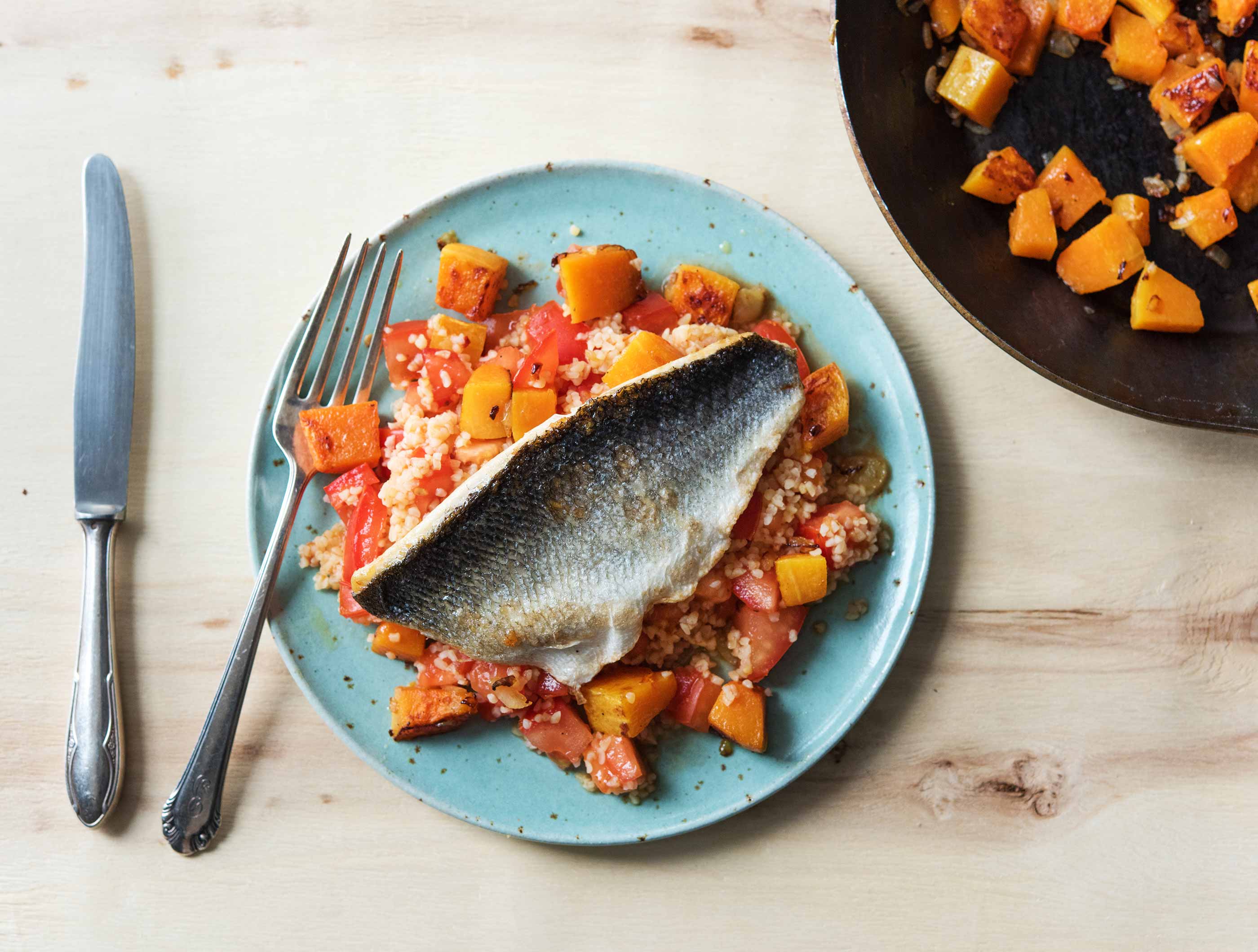 Boulgour piquant à la harissa, dés de potiron et filet de bar