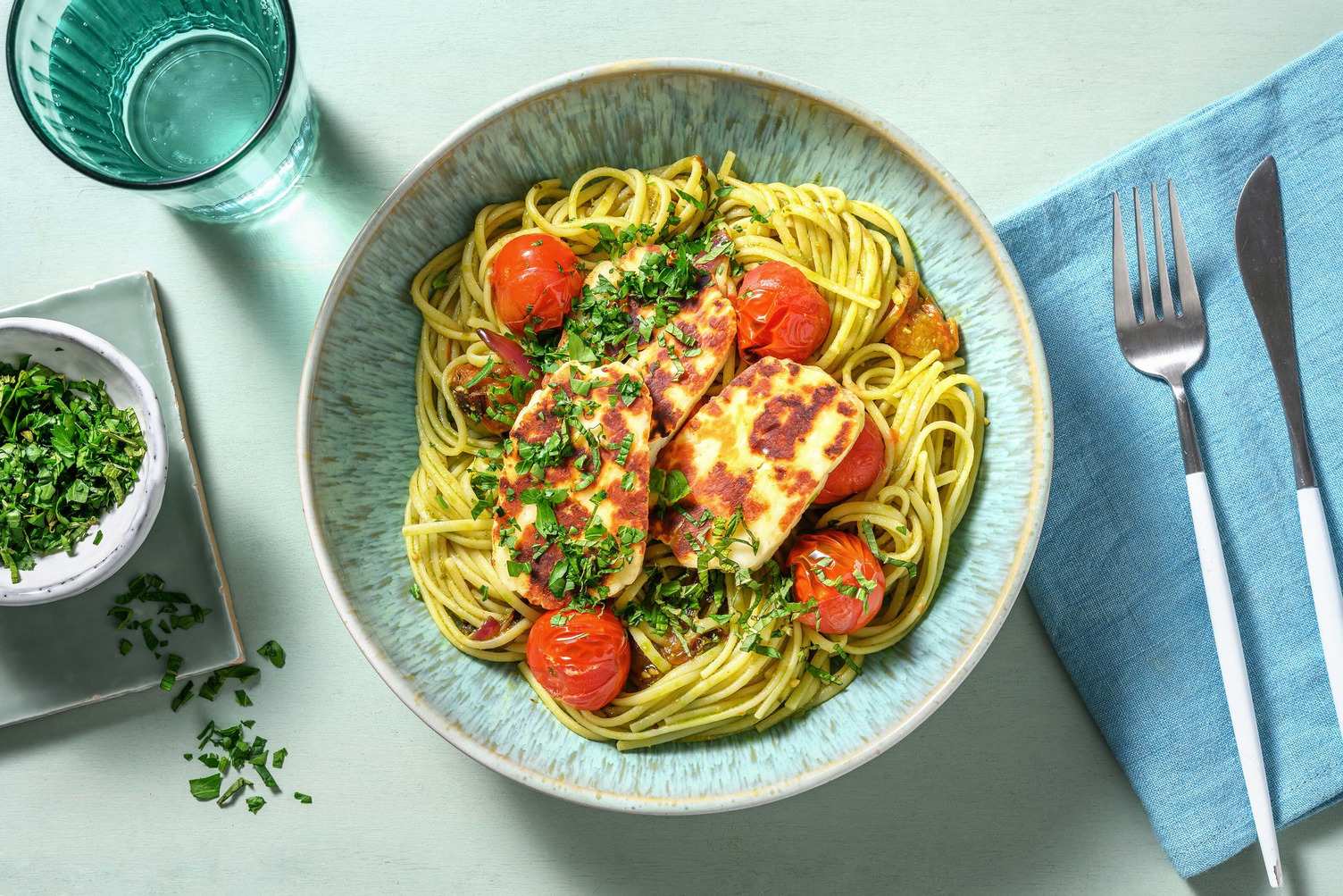 Linguine met pesto en halloumi