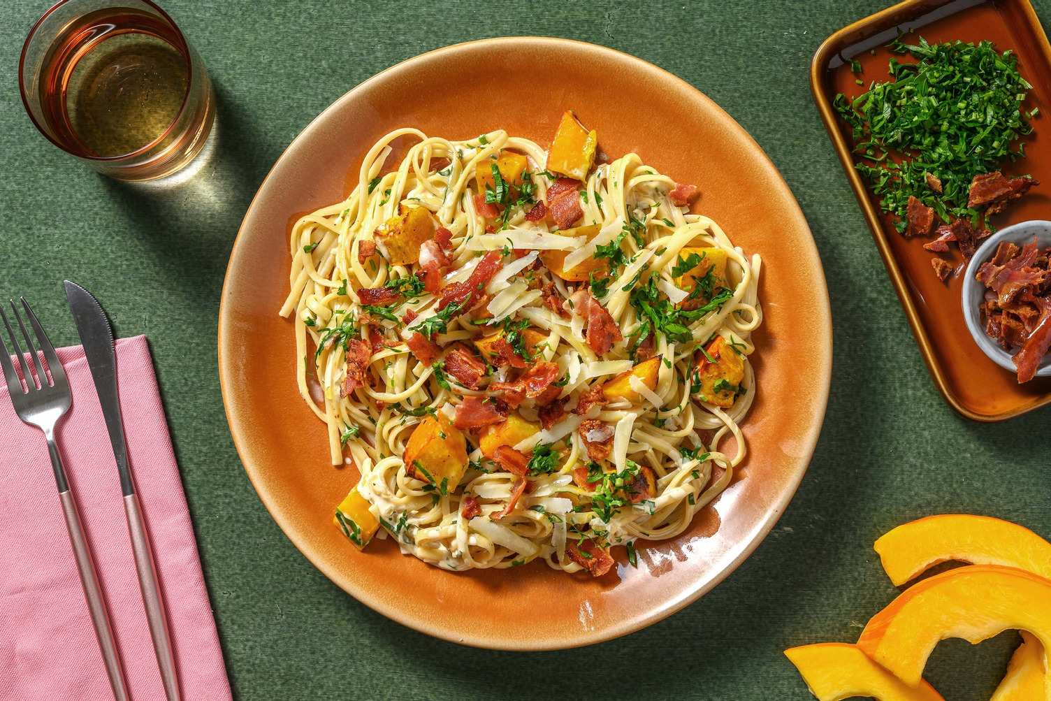 Pompoen linguine met krokant ontbijtspek