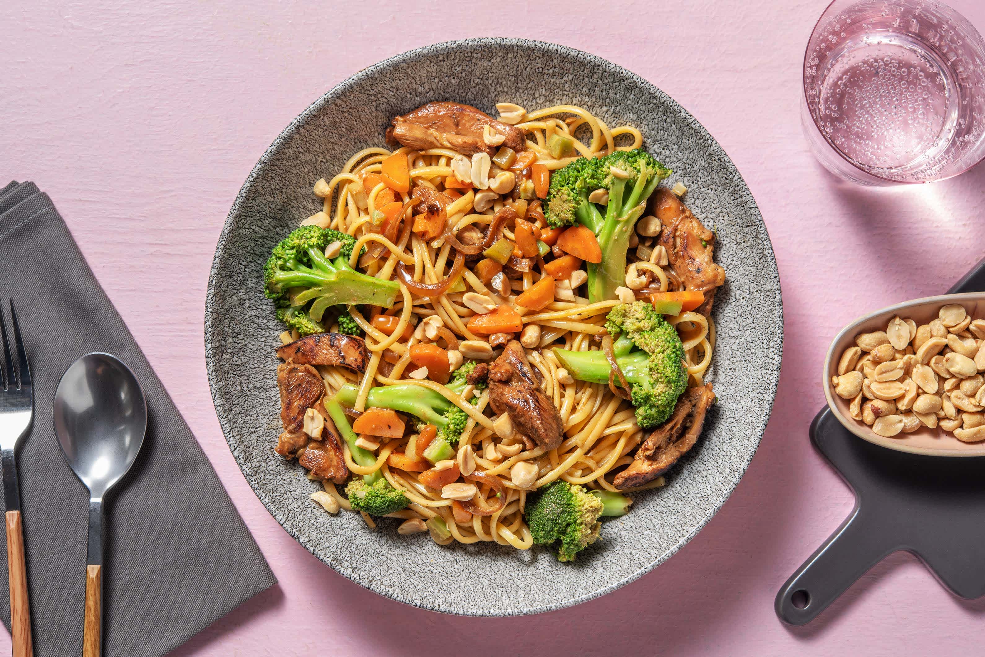 Linguine stirfry met kippendij en pinda's