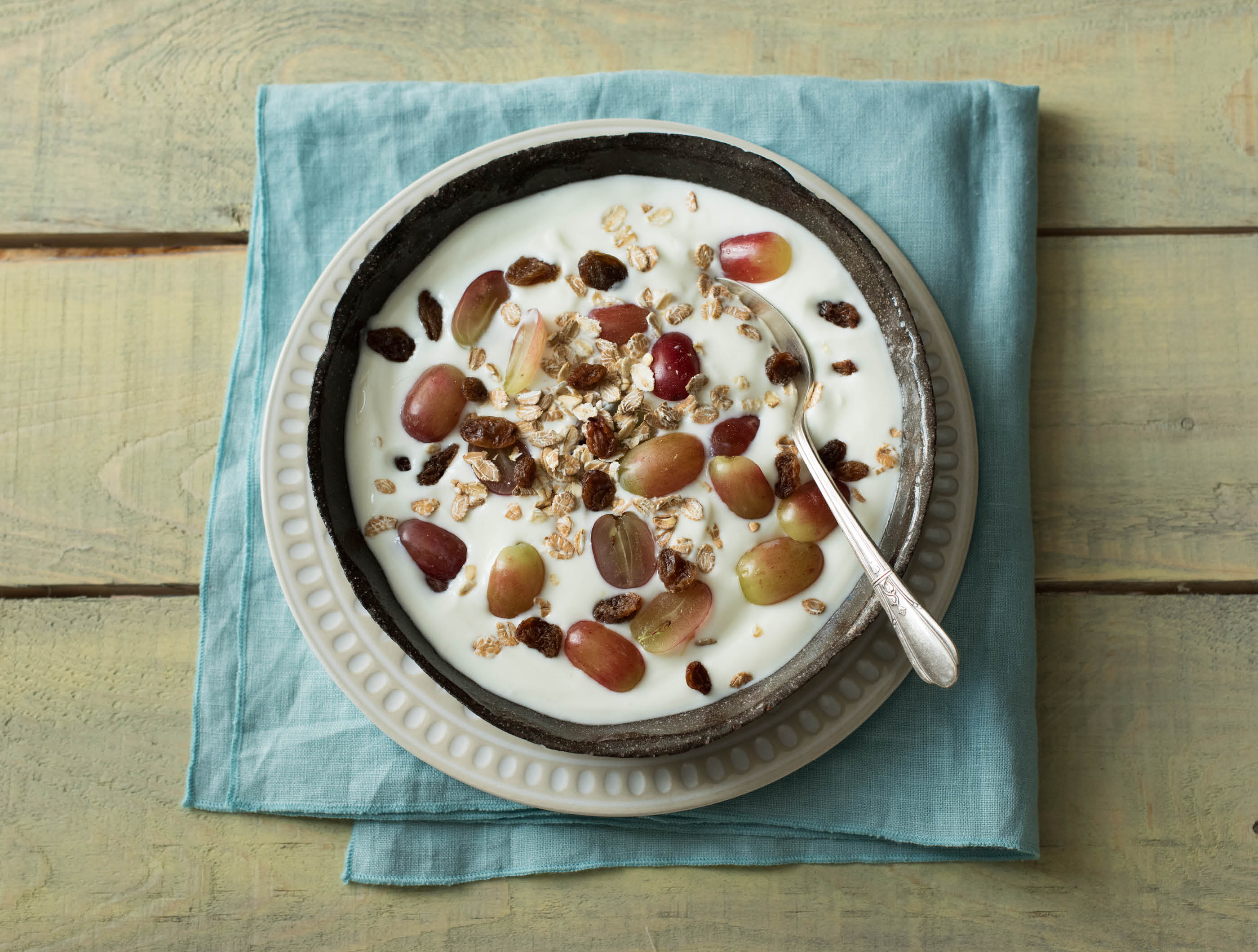 Magere yoghurt met rode druiven