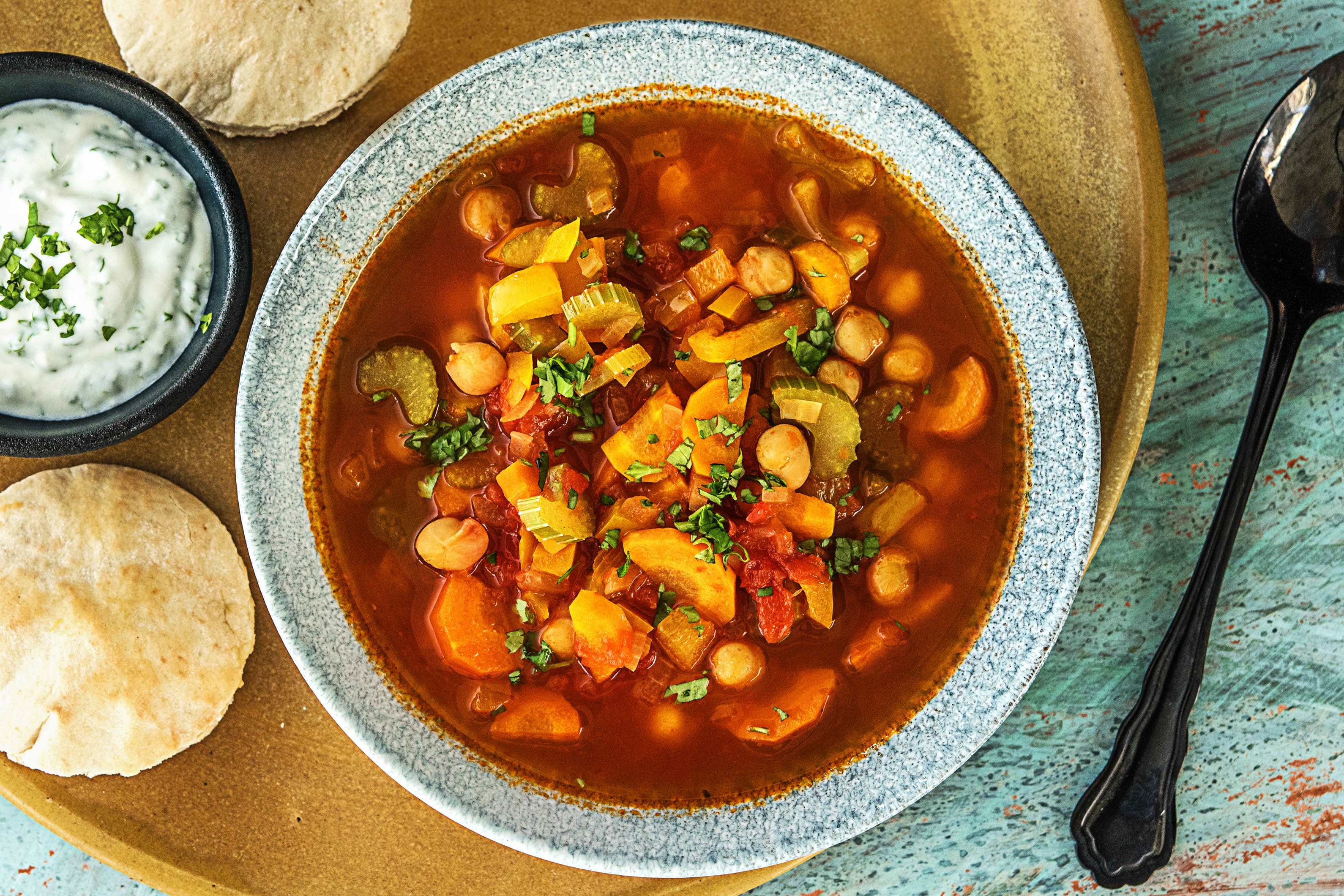 Soupe de tomate à la marocaine avec des pois chiches