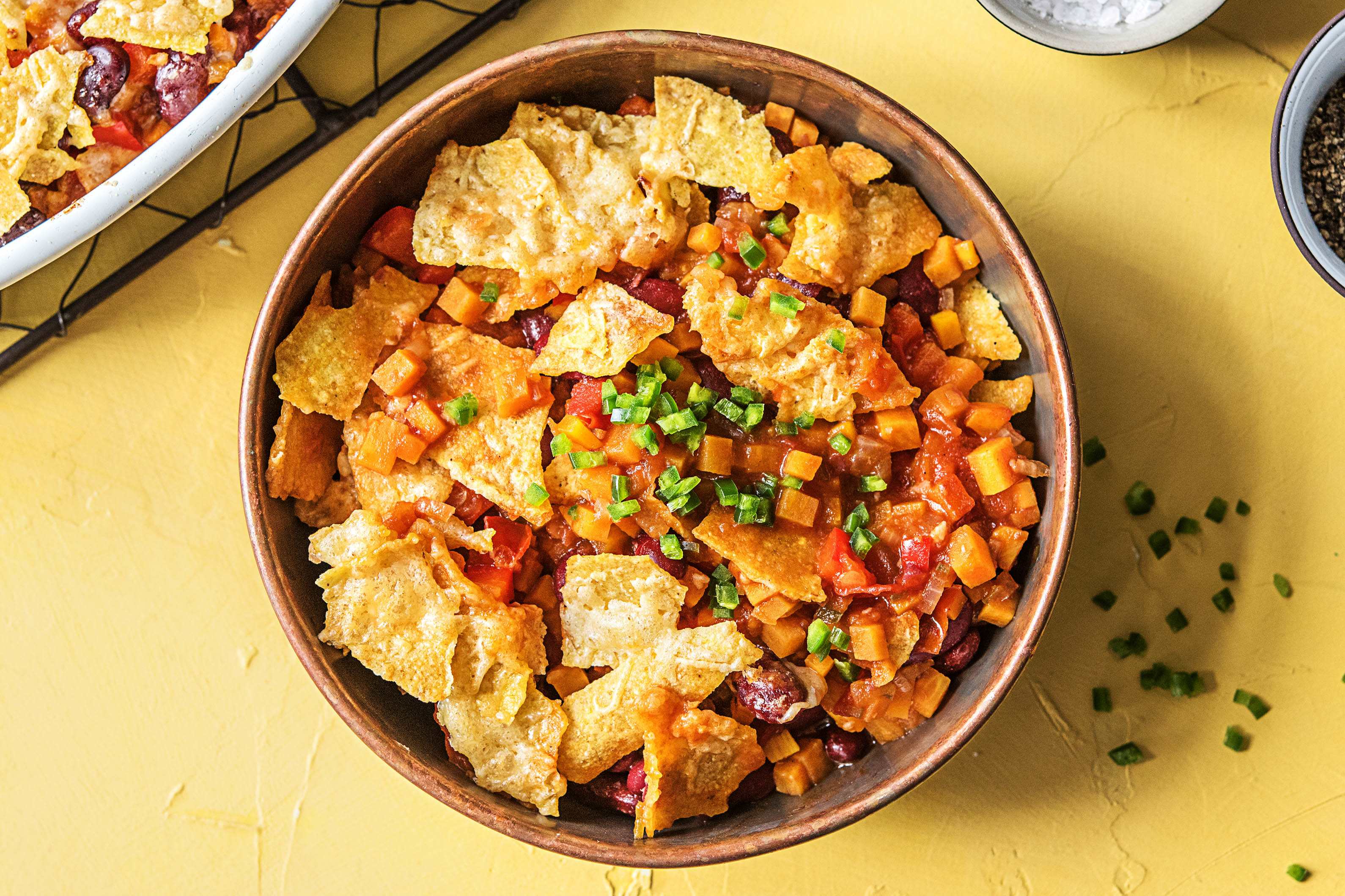 Plat au four mexicain avec des tortillas croquantes