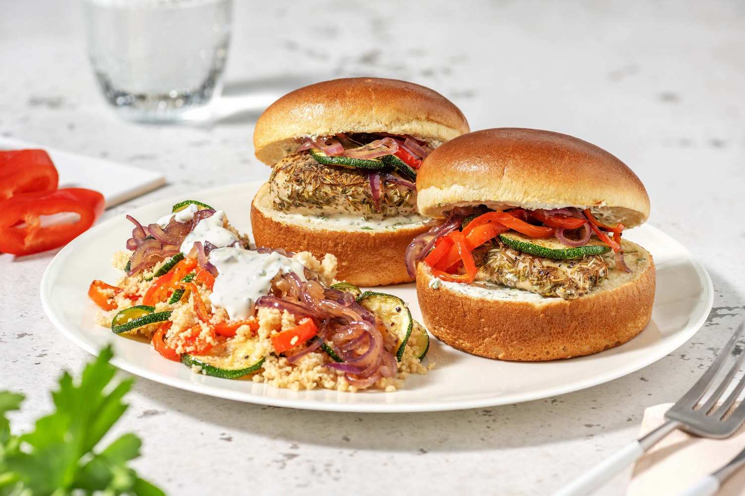 Mini-burgers de poulet et légumes rôtis