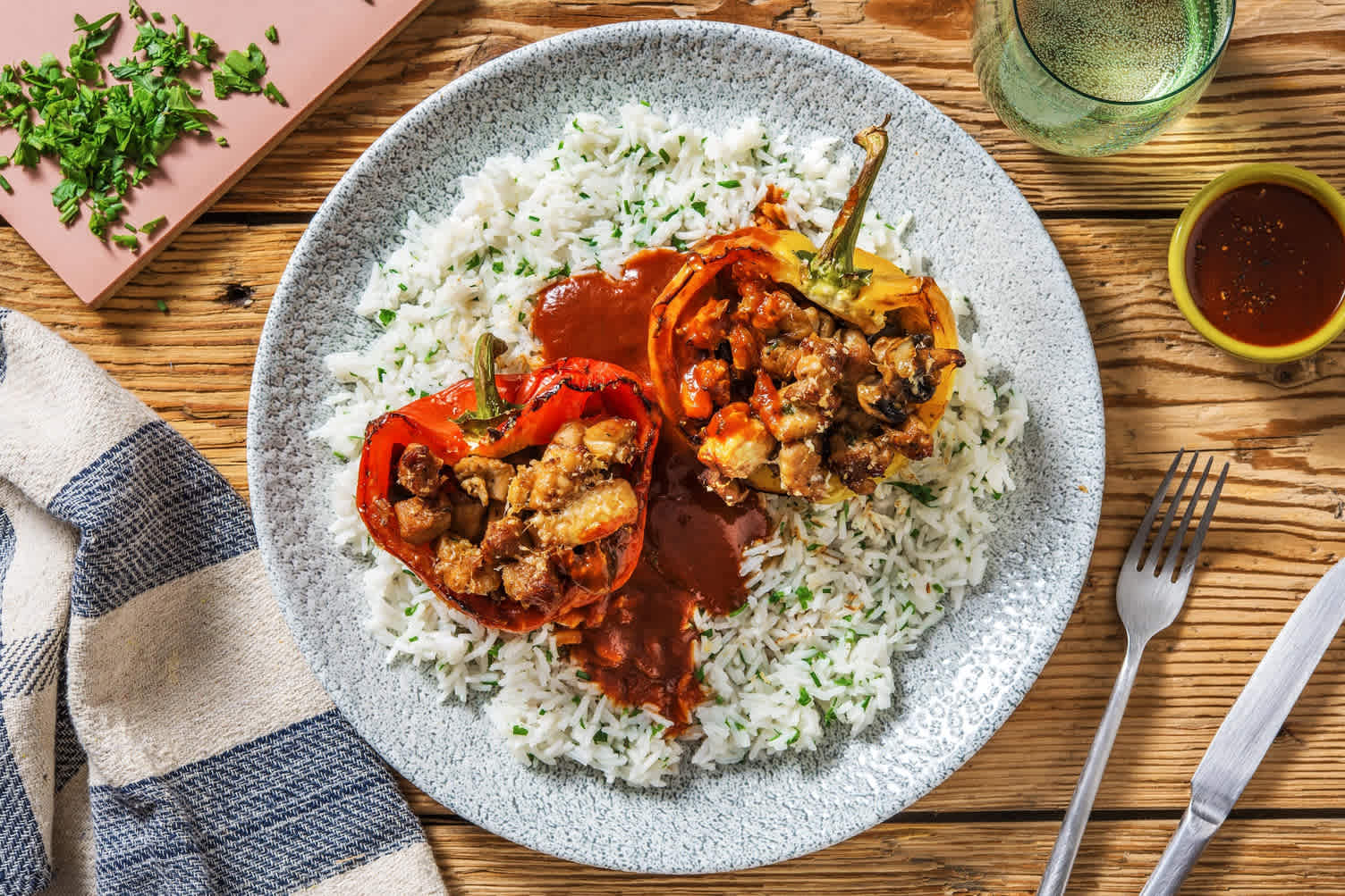 Mit rauchigem Poulet gefüllte Peperoni