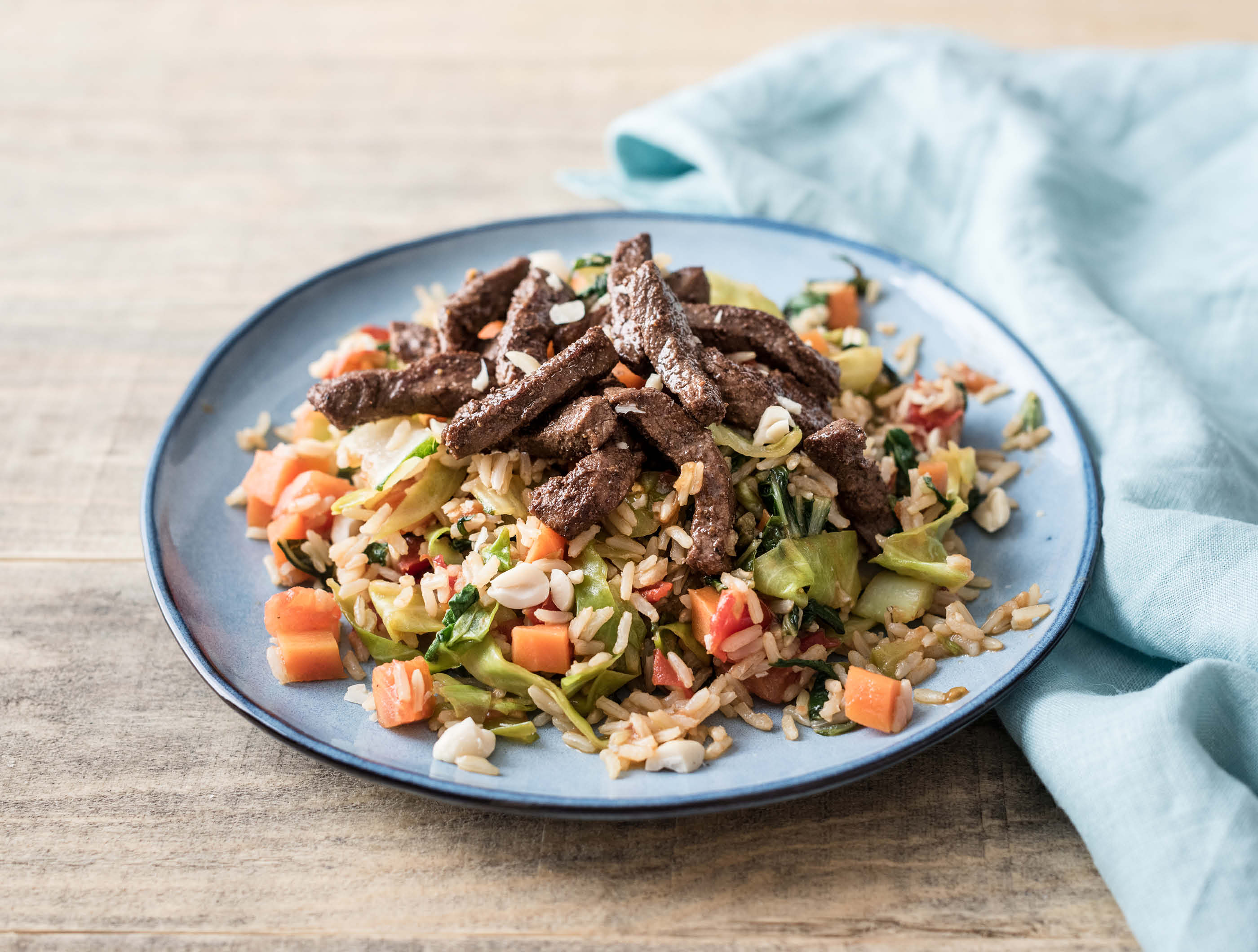 Nasi met gekruide biefstukreepjes en Oosterse groentemix