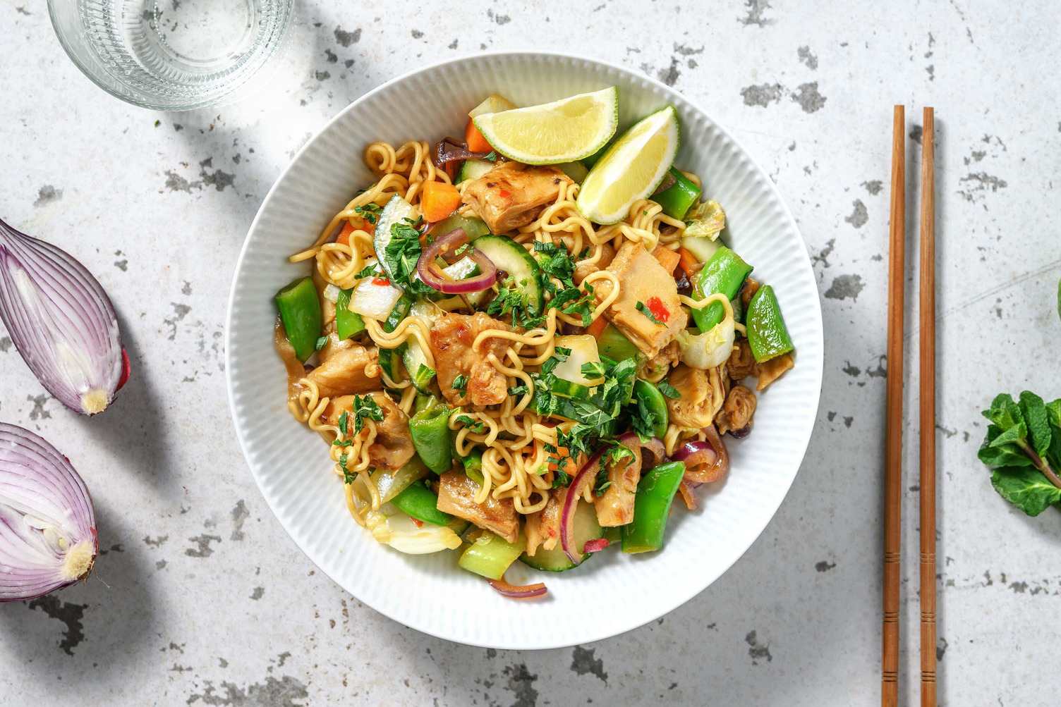 Oosterse noedels met vegetarische kipstukjes