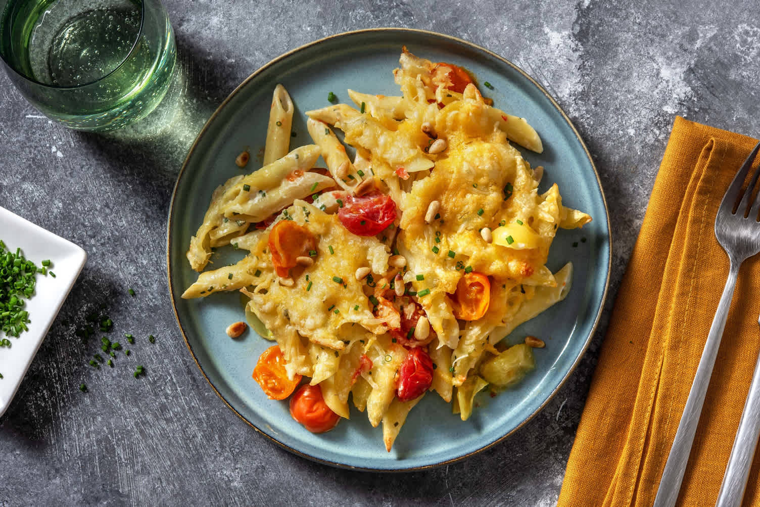 Nudelauflauf mit bunten Kirschtomaten