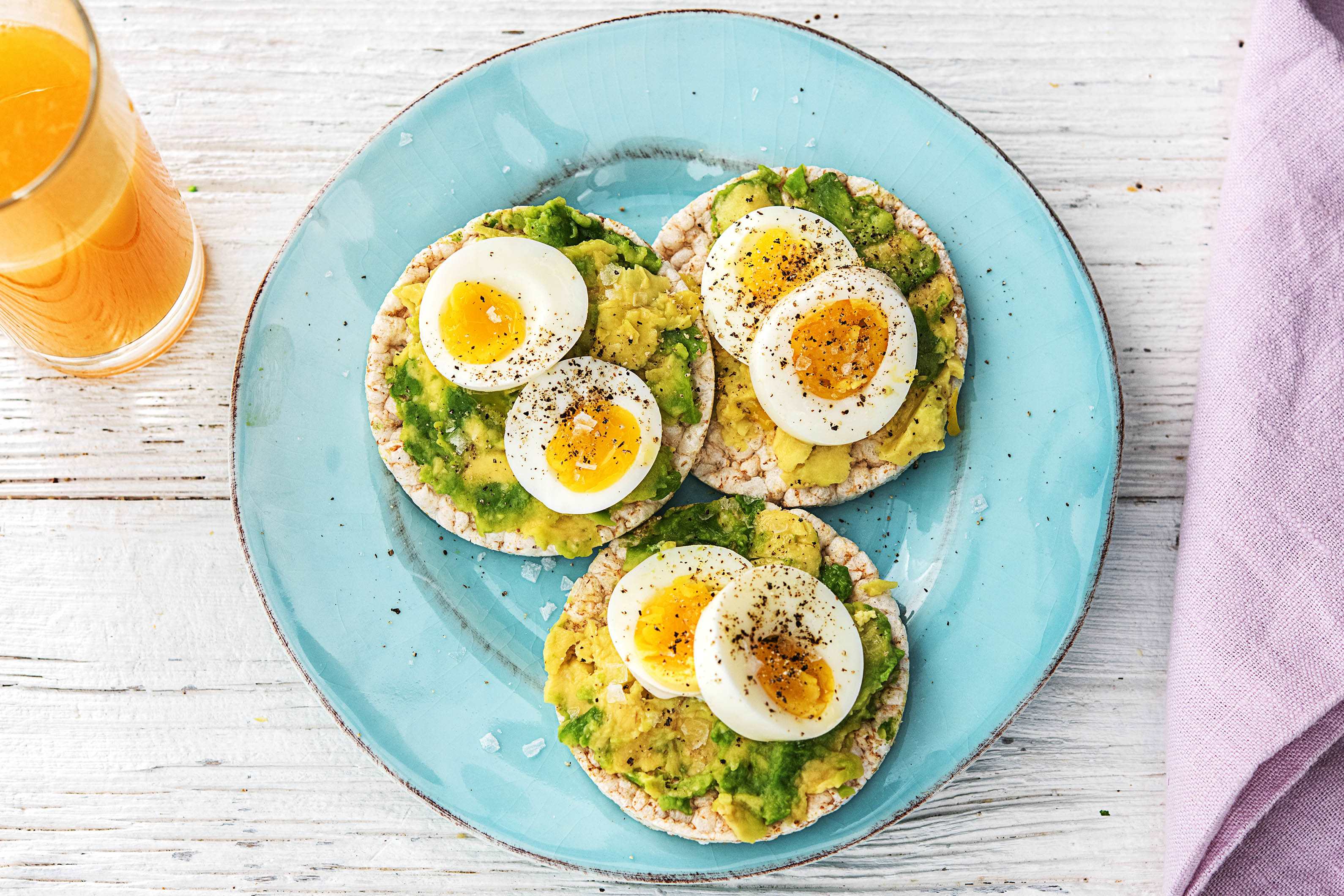 Oer-speltwafels met avocado en gekookt ei