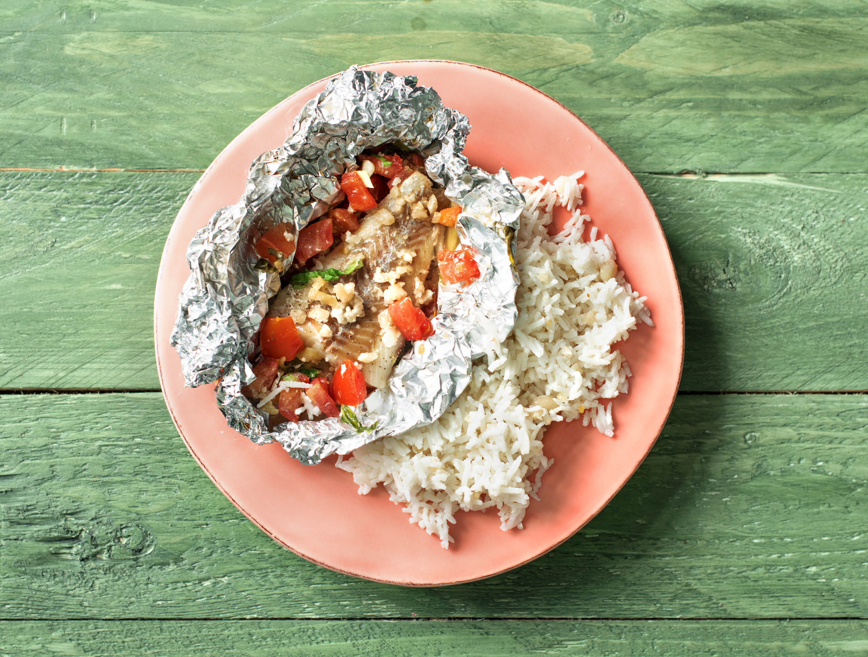 Oosters vispakketje met tomaten, paksoi en kokos-pindarijst