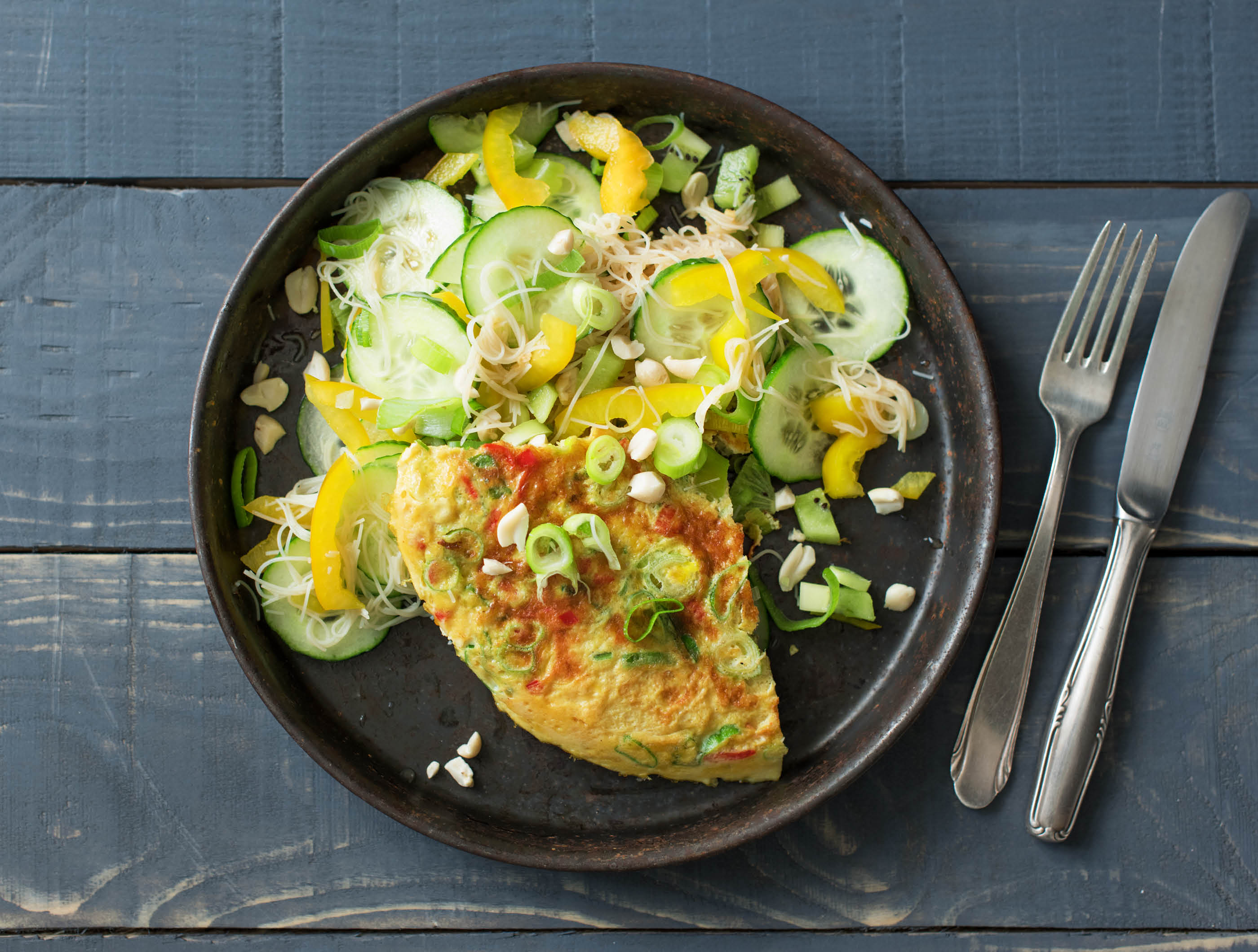 Oosterse omelet en glasnoedelsalade met kiwi en pinda’s