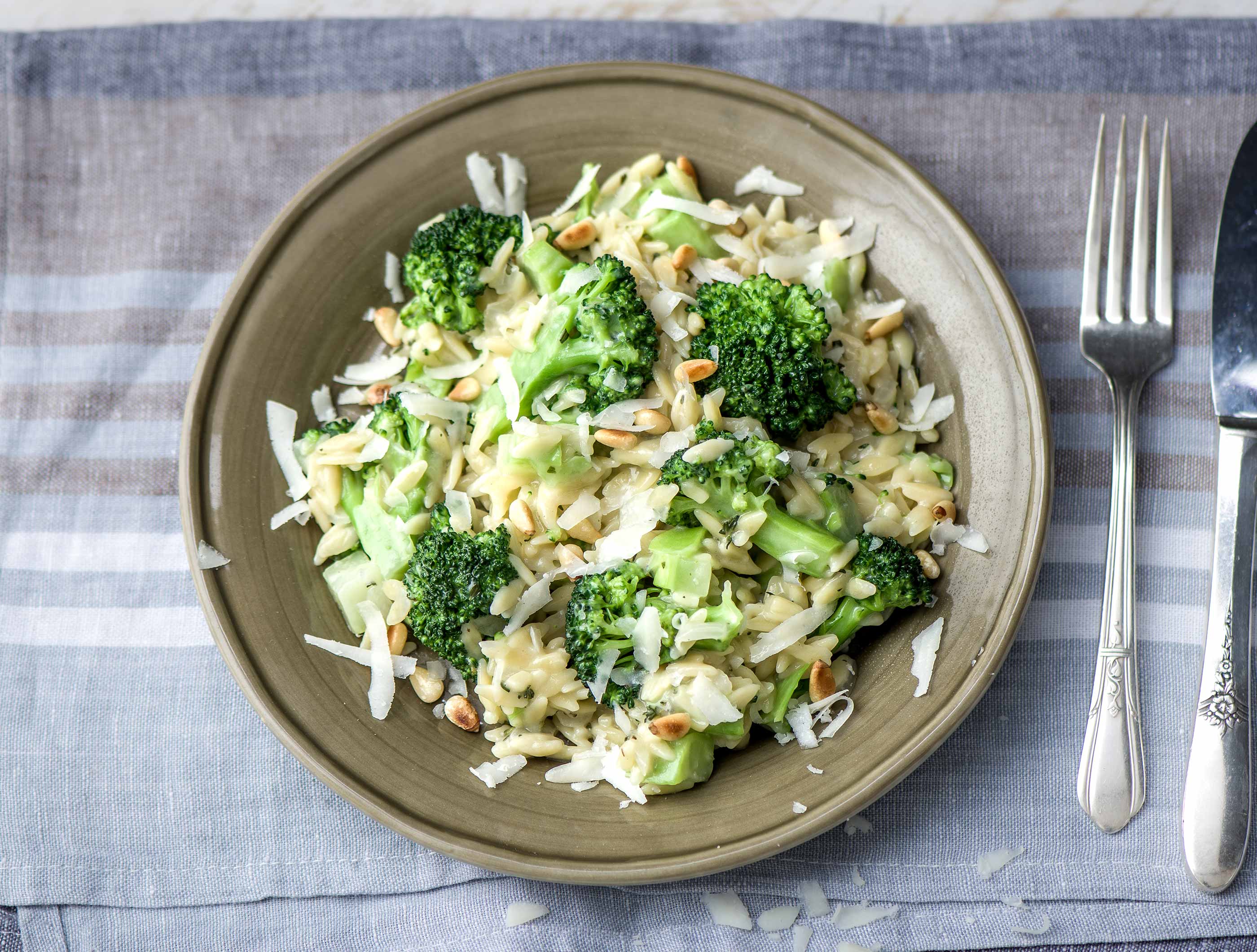 Orzo met broccoli, pecorino en pijnboompitten