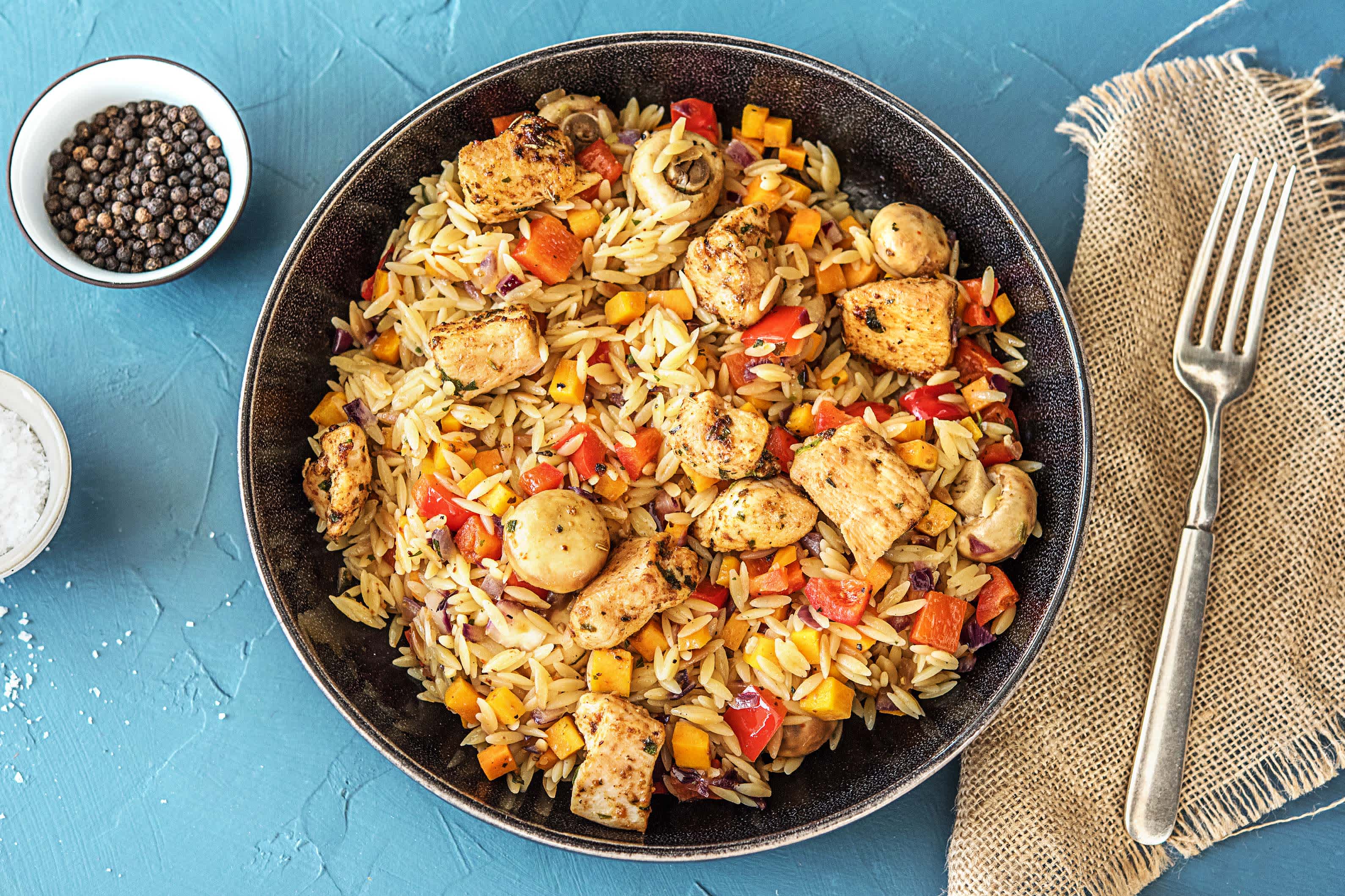 Orzo aux dés de poulet et de poivron et à l’origan frais
