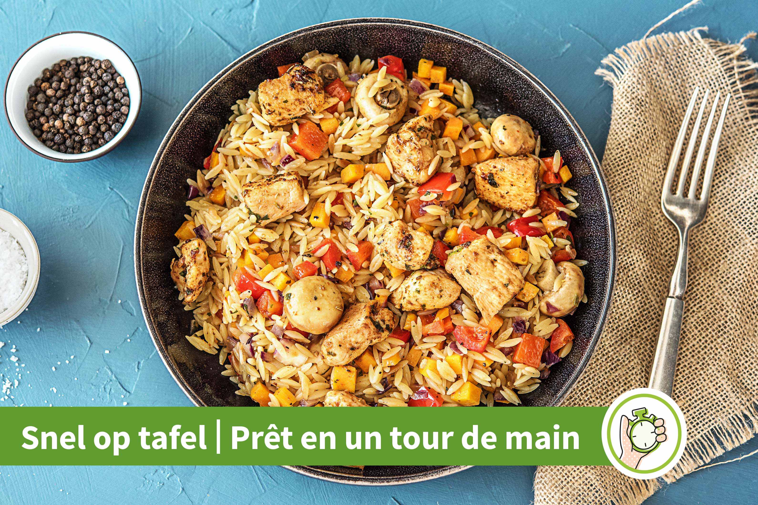 Orzo avec des dés de poulet au poivron et à l’origan