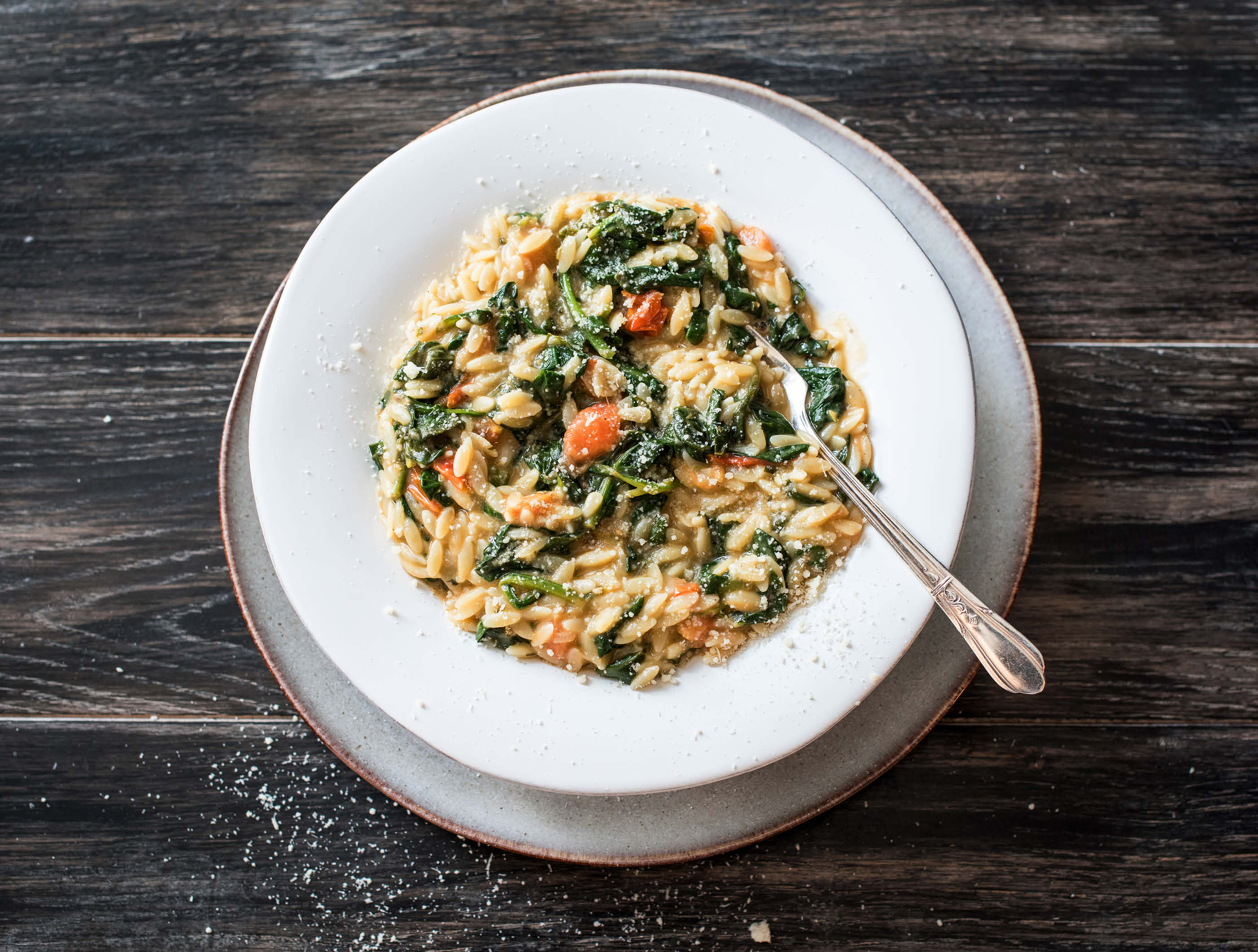 Orzo met spinazie, cherrytomaten en grana padano