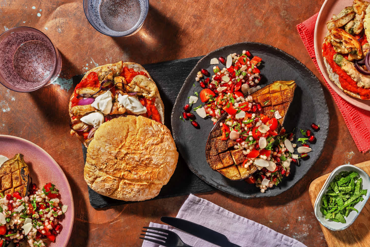 Pain turc garni de lanières de poulet aux épices kebab et tartinade de poivron grillé