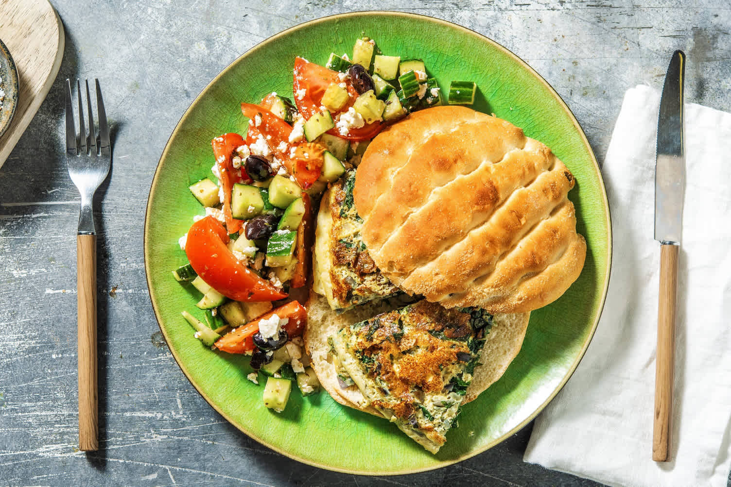 Pain turc garni d'omelette aux épinards